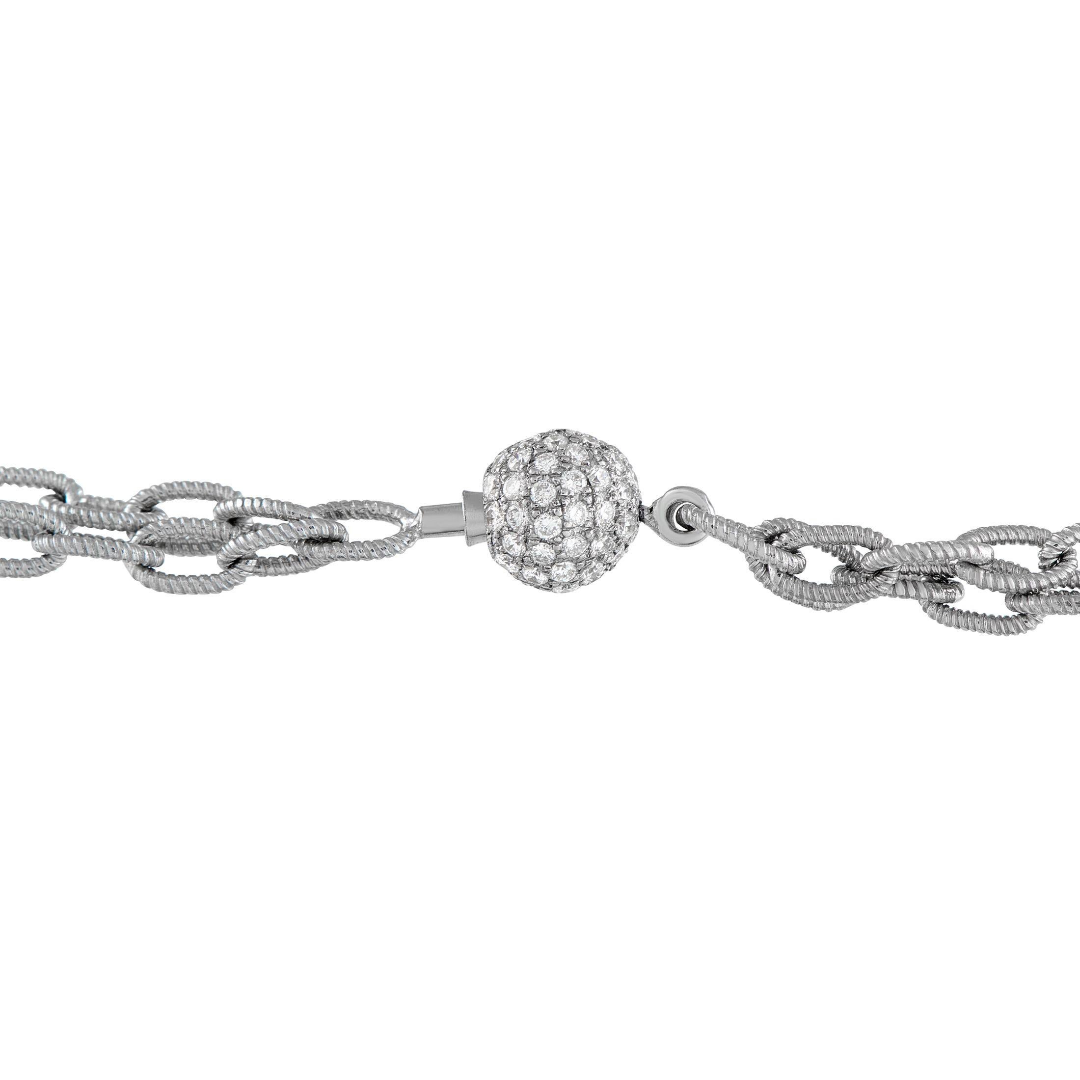 Getreu der Philosophie von Yvel lässt dieses Collier die Schönheit der Barockperlen in den Vordergrund treten. Vier leuchtende Perlen, die jeweils von diamantbesetzten Bändern umgeben sind, hängen an einer Kette aus ovalen Gliedern mit seilartiger