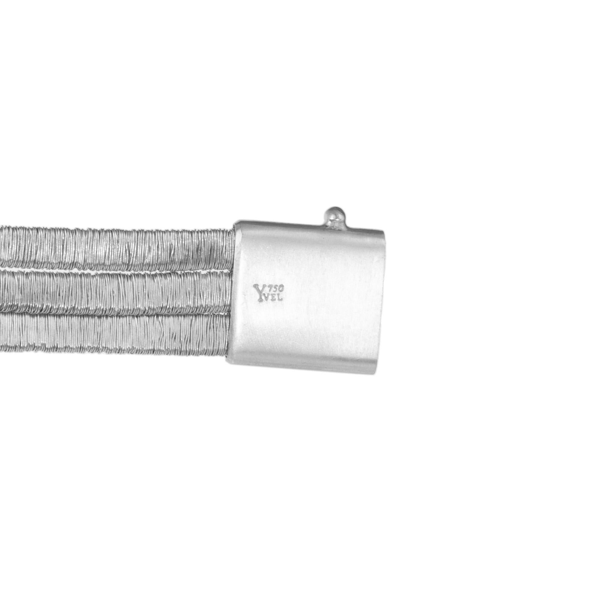 Taglio rotondo Yvel, bracciale a tre file in oro bianco da 21 carati, con struttura a tre file in vendita