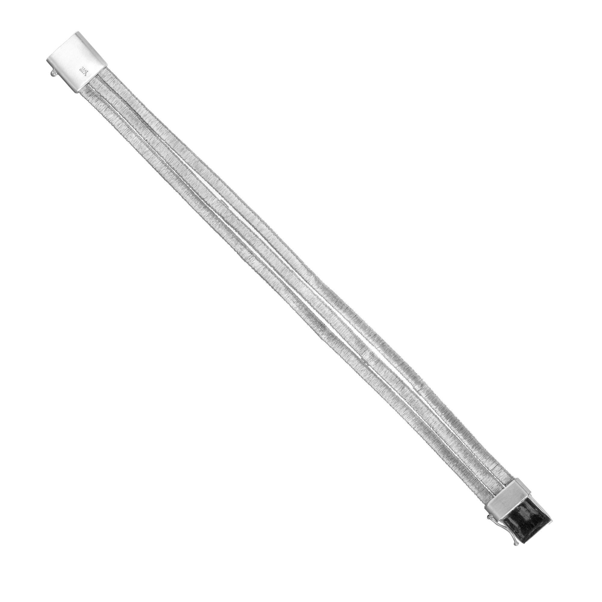 Yvel, bracciale a tre file in oro bianco da 21 carati, con struttura a tre file In condizioni ottime in vendita a Stamford, CT