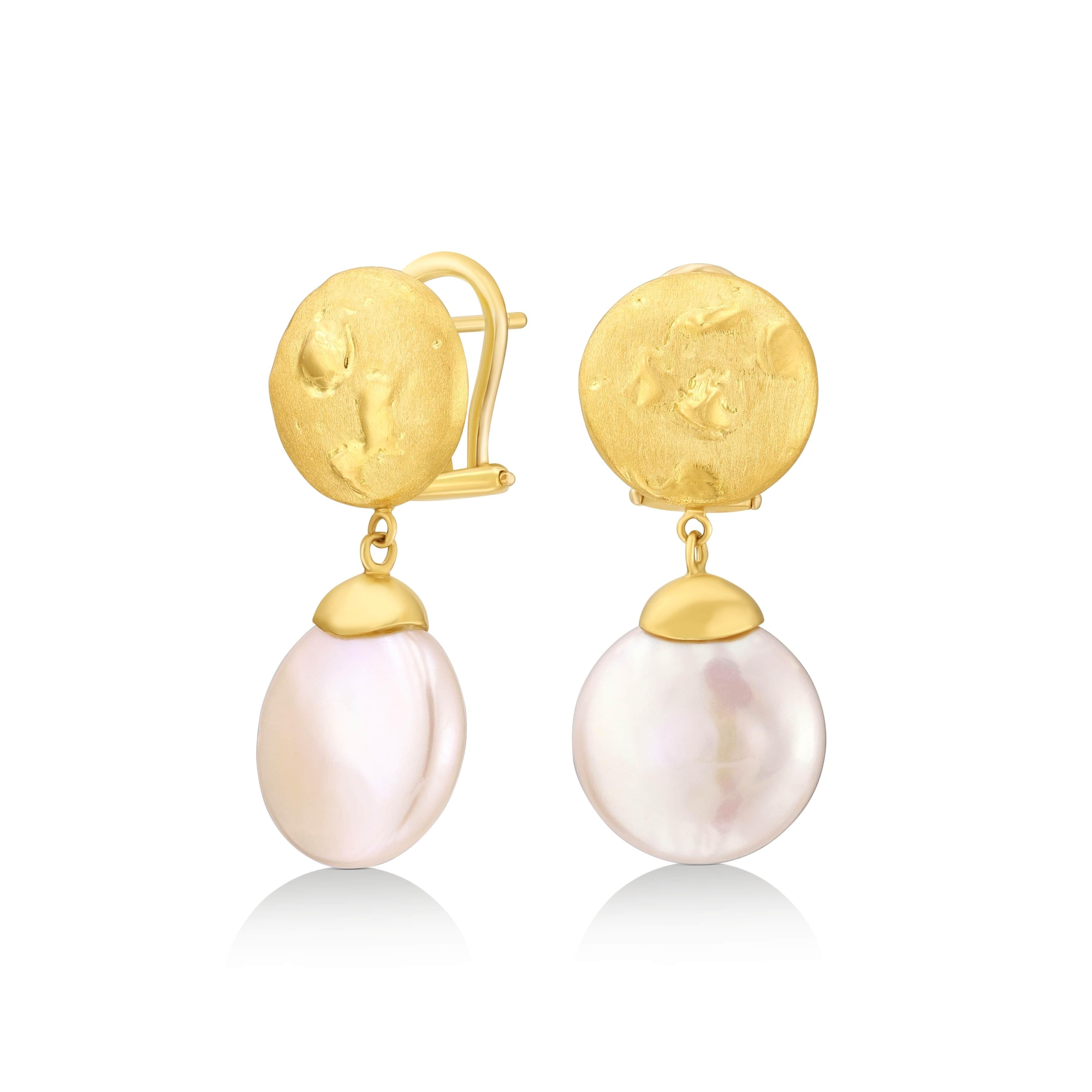 Yvel’s artisanal flair shines in these handcrafted 18K yellow gold earrings from the Biwa Collection. Each piece features a 13 mm round flat Freshwater coin pearl daintily suspended below a textured gold disc. These earrings exemplify the fusion of