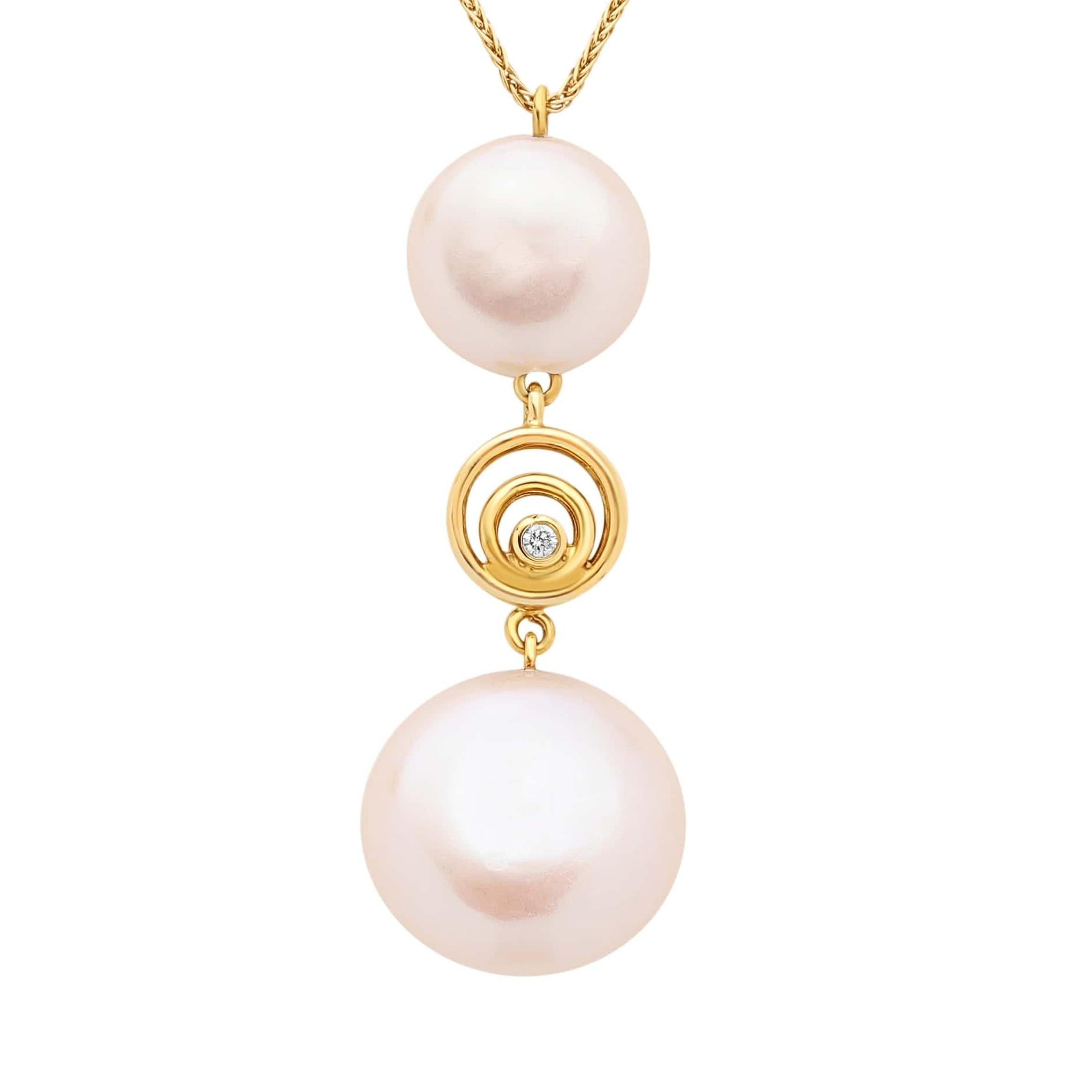 Graceful and elegant, this 18K yellow gold necklace from the Biwa Collection captures the essence of serenity found in Lake Biwa’s waters. A duo of round Freshwater coin pearls are joined by a swirl of gold, each adorned with a glinting diamond,
