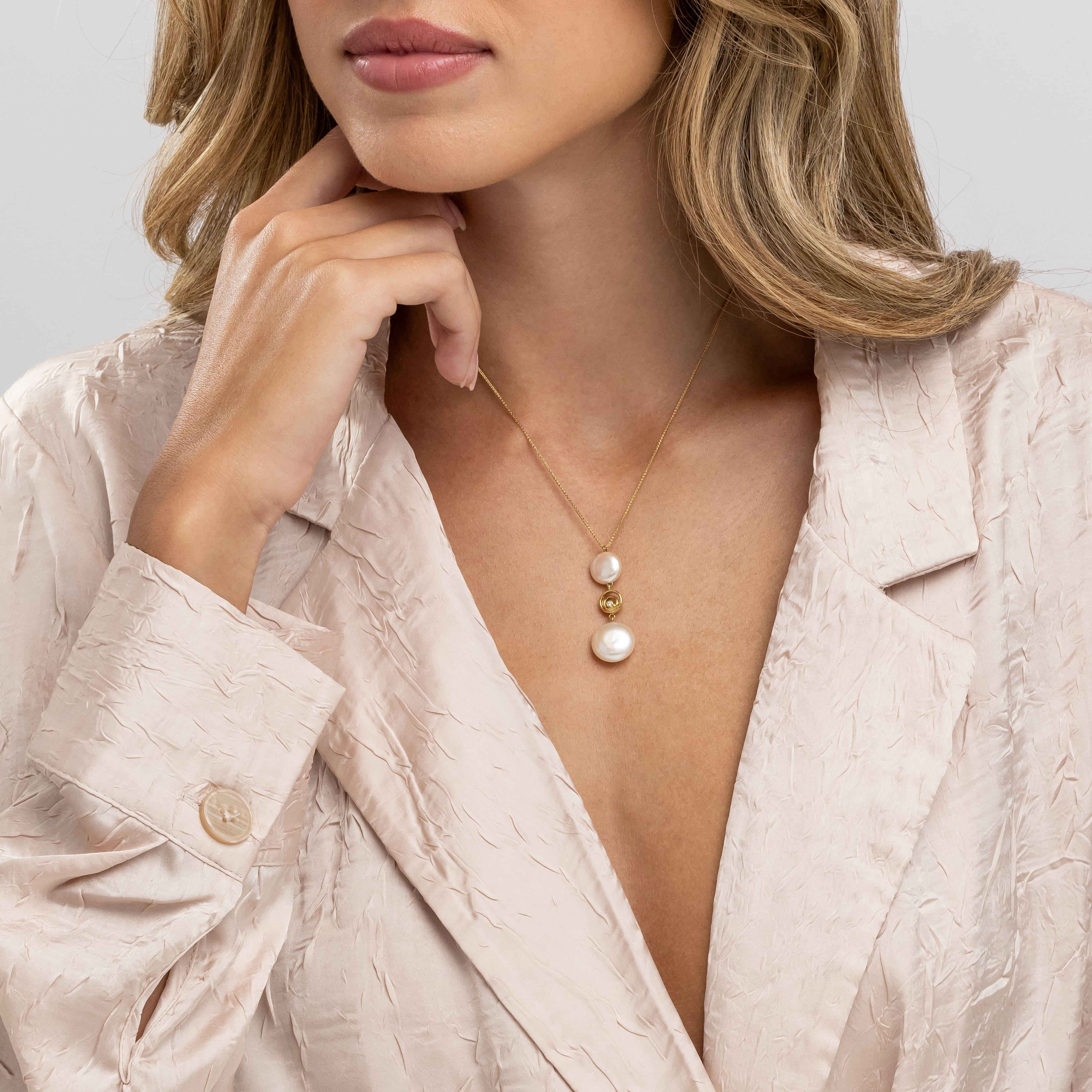 Yvel Biwa Freshwater Coin Pearl Pendant Necklace in 18K Yellow Gold In New Condition For Sale In Jerusalem, IL