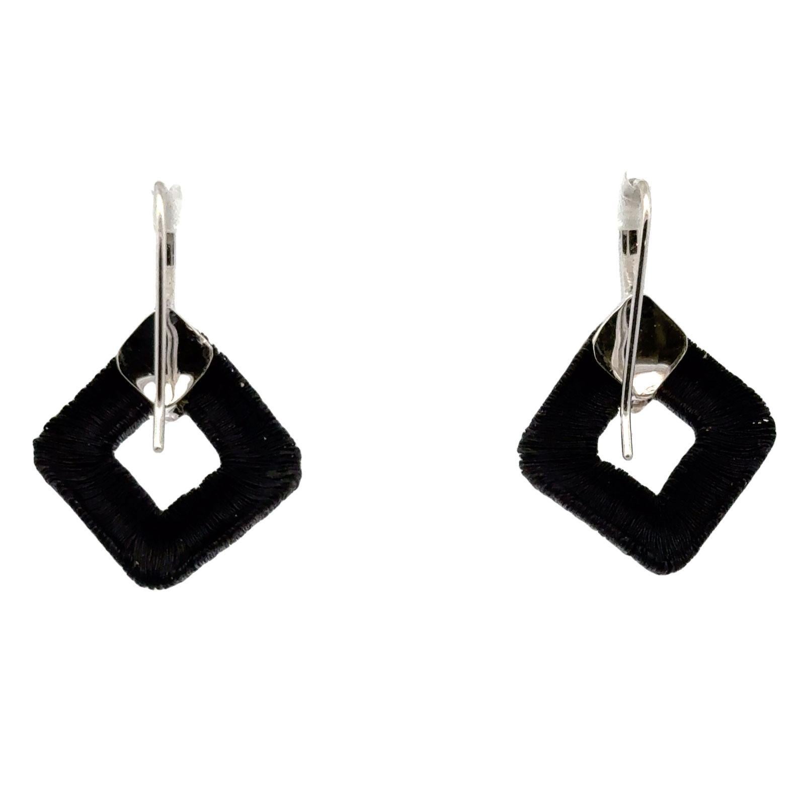 Moderno Yvel Orecchini a goccia quadrati con diamante in oro bianco e nero 18 carati in vendita