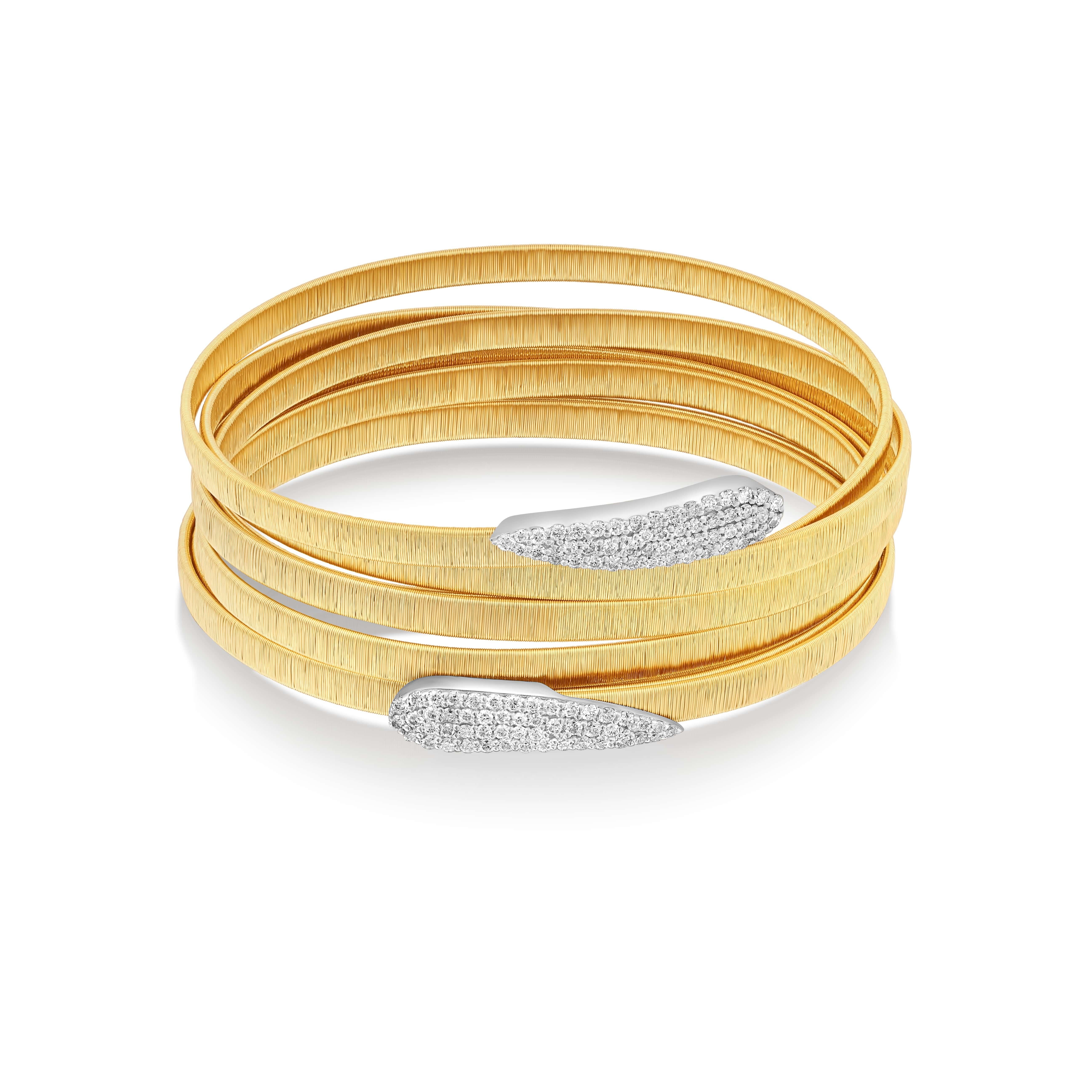 Die Ethiopia Collection stellt das Diamond Wrap Bracelet vor, eine Verkörperung der innovativen Handwerkskunst von Yvel. Dieses Armband aus 18 Karat Gelbgold zeichnet sich durch seine reiche Textur aus. Es besteht aus mehreren Schichten, die sich