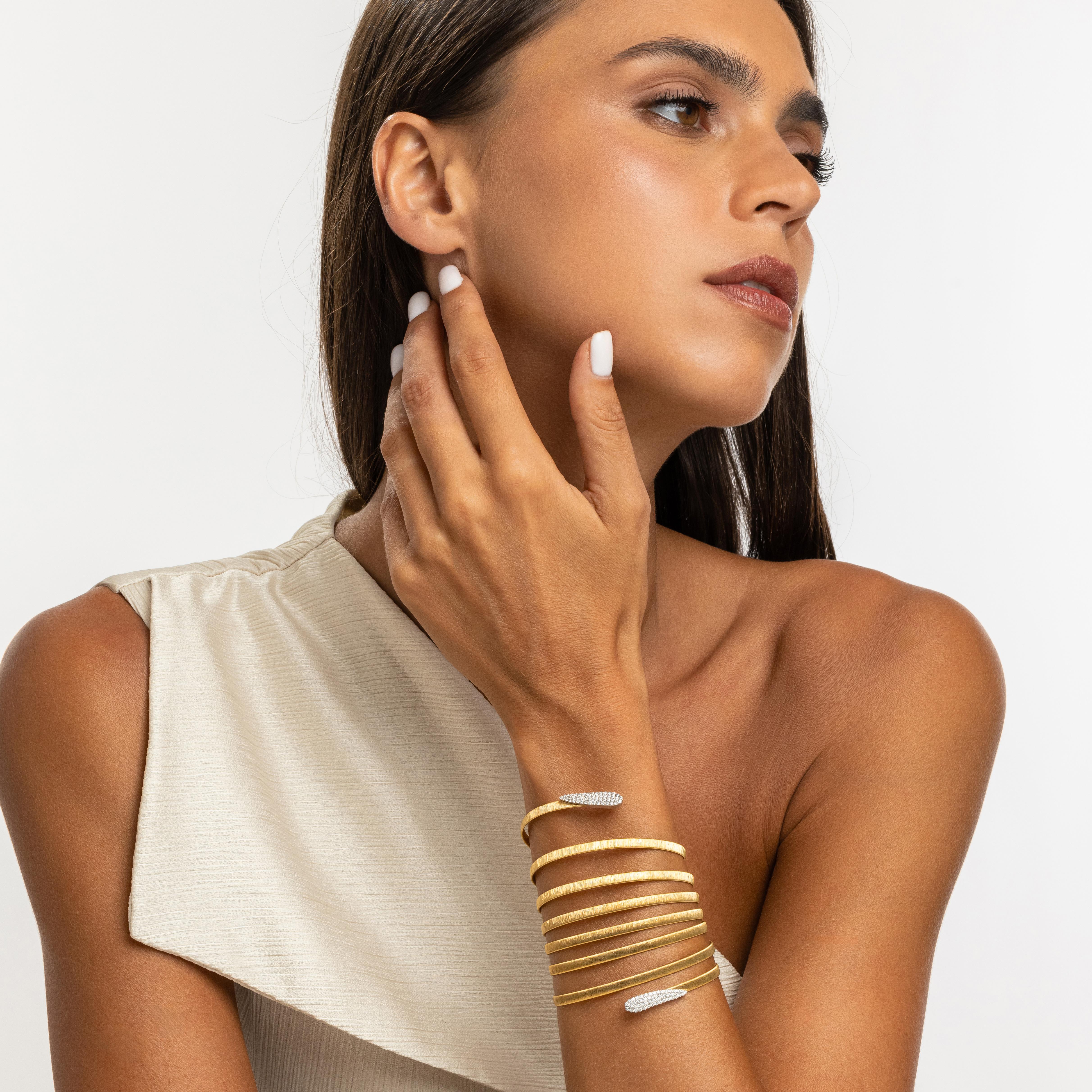 Yvel Ethiopia Wickelarmband aus 18 Karat Gelbgold mit weißenen Diamanten (Rundschliff) im Angebot