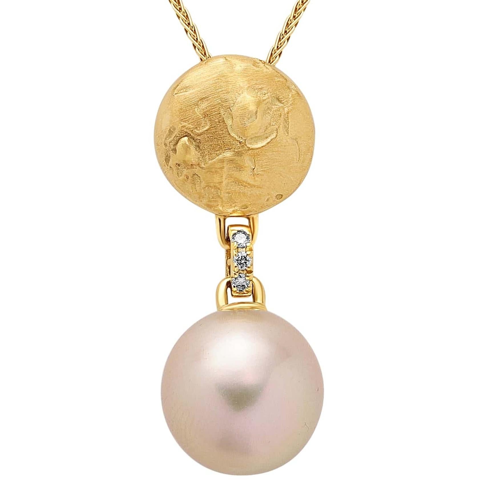 Le collier de pépites de perles indonésiennes Golden Brown, de la Collection S, est une célébration de la beauté artisanale et de l'allure naturelle. Elle est composée d'une perle indonésienne baroque dorée de 12 x 13 mm, délicatement suspendue sous