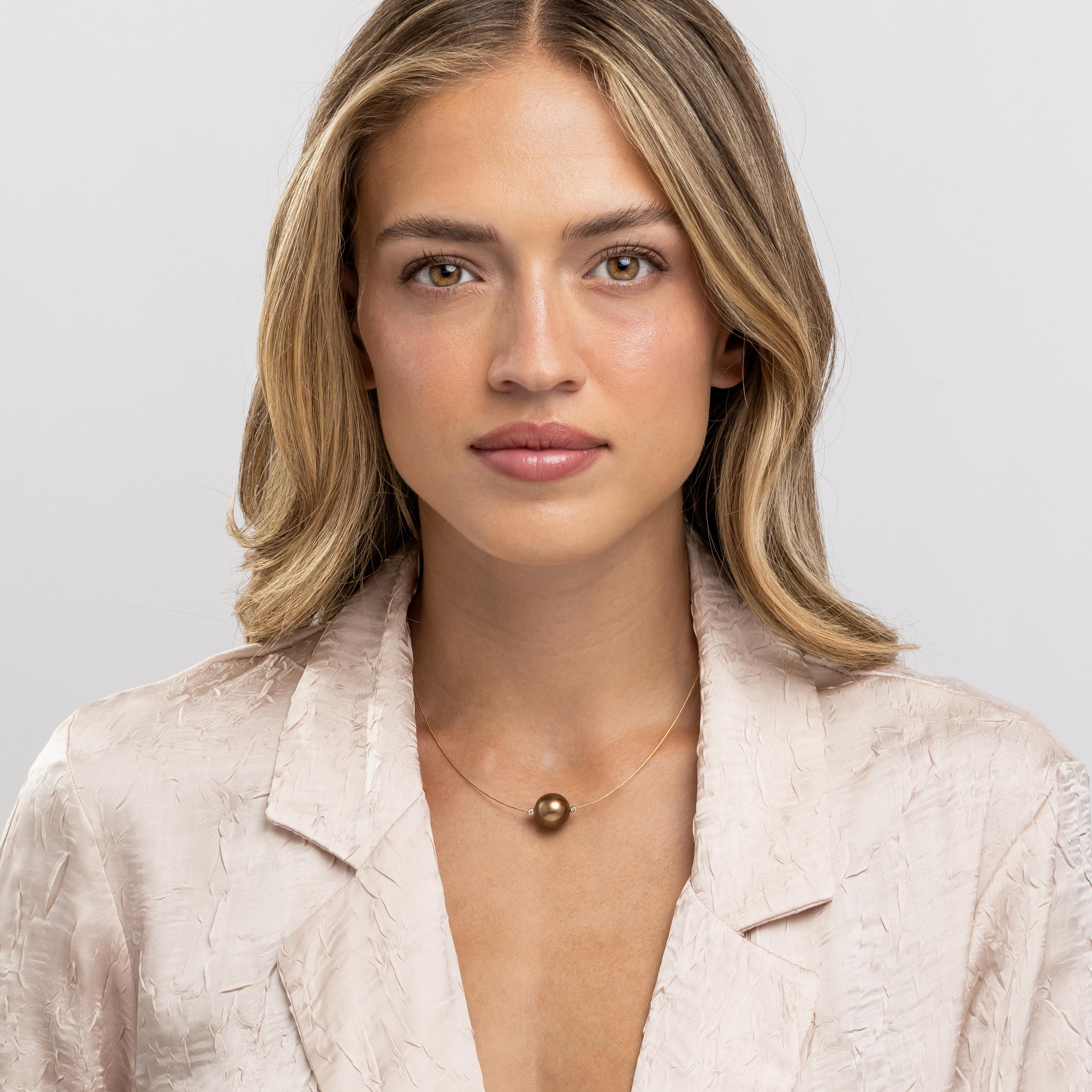 Taille ronde Collier en or jaune 18 carats composé de perles de Tahiti brunes et de diamants de couleur cognac Yvel en vente