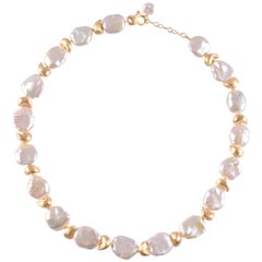 Yvel Keshi Pearl Collier en or jaune de la collection Satin Finish