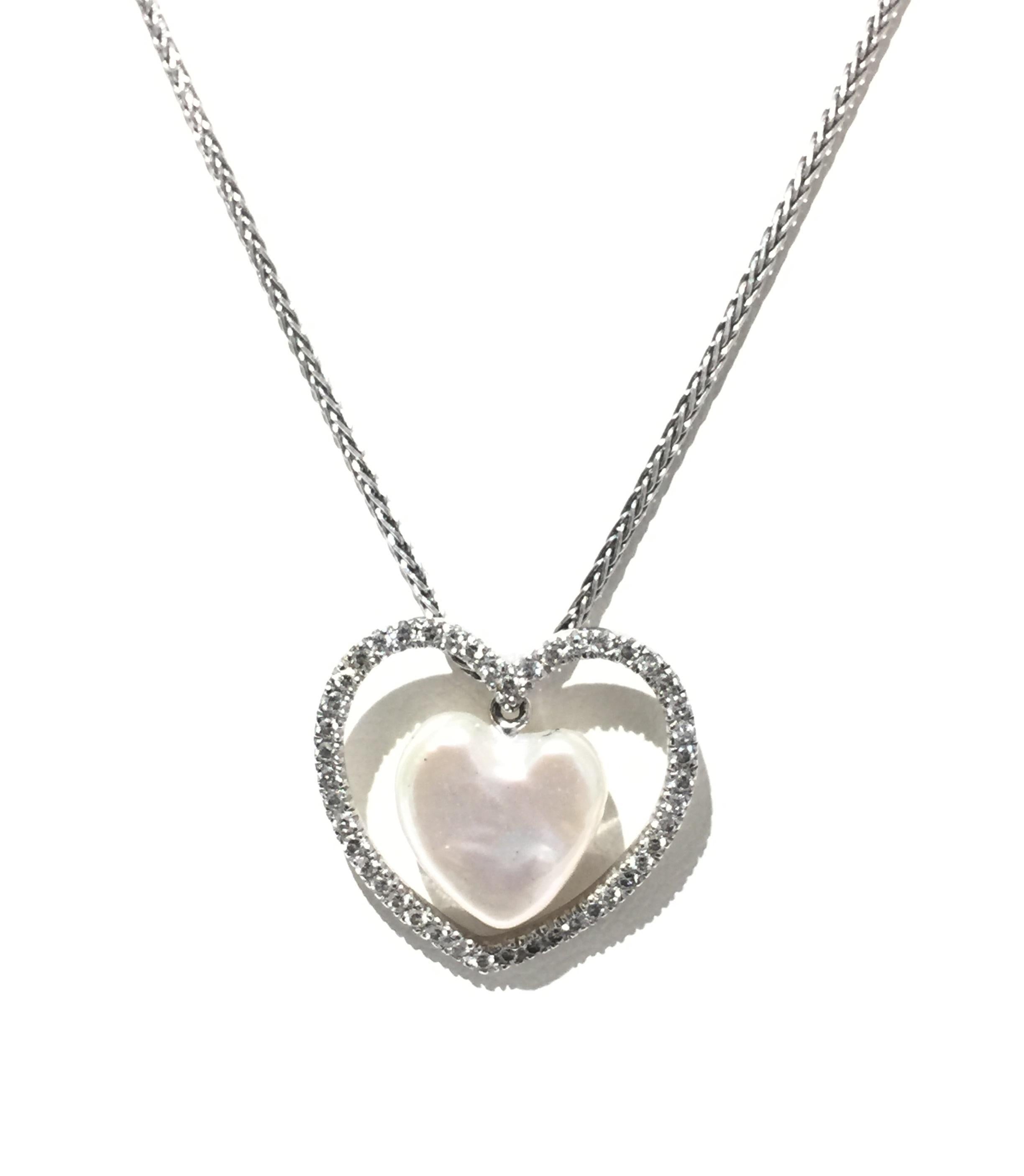 Collana a cuore con perle e diamanti Yvel.
Oro bianco 18k 
Perla 
Diamanti 0,34ctw 
Lunghezza 16 pollici
N2HOOKHDW