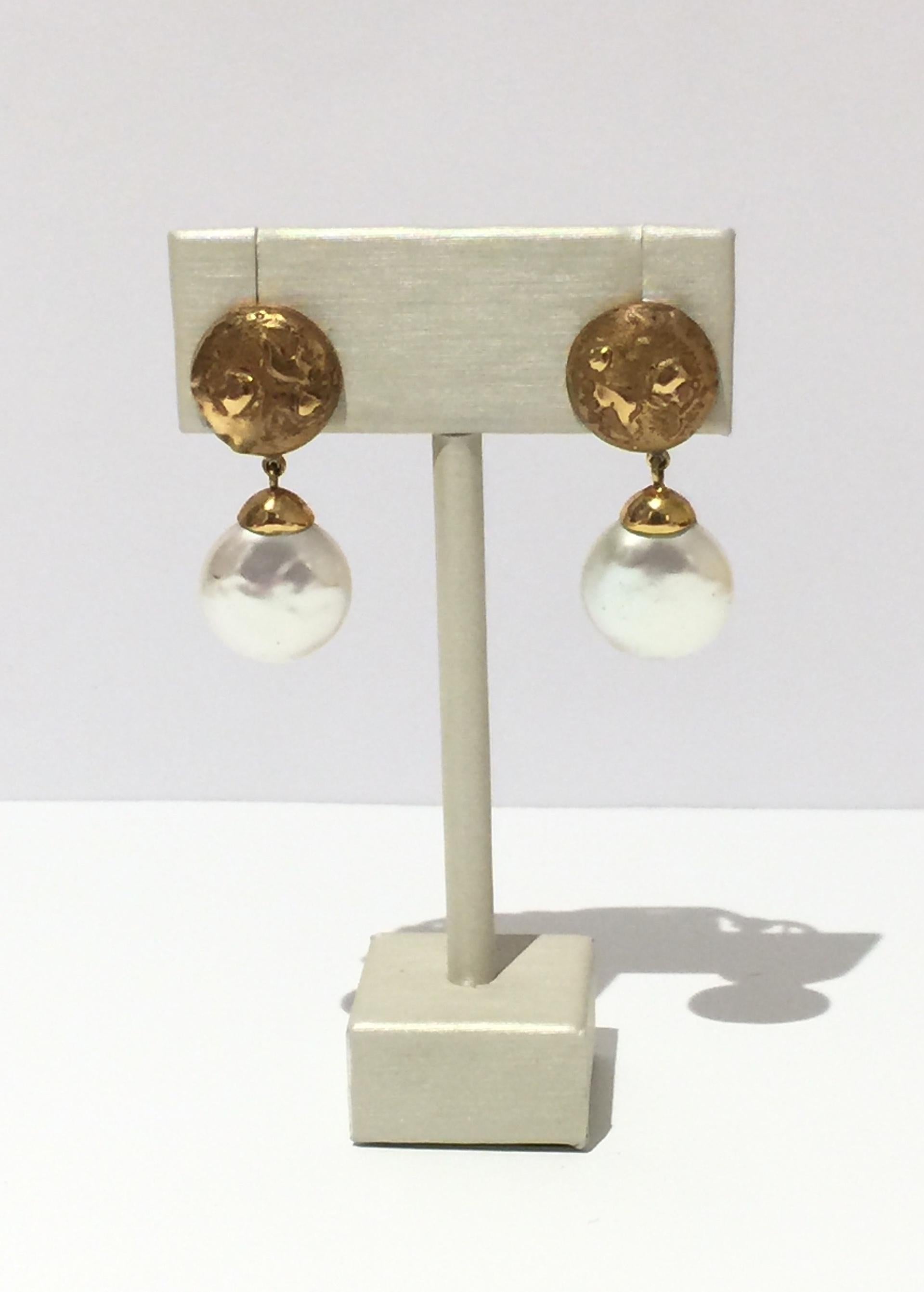 Yvel Pearl Earring.
18k Yellow Gold 
Freshwater Pearl 
E181Y
