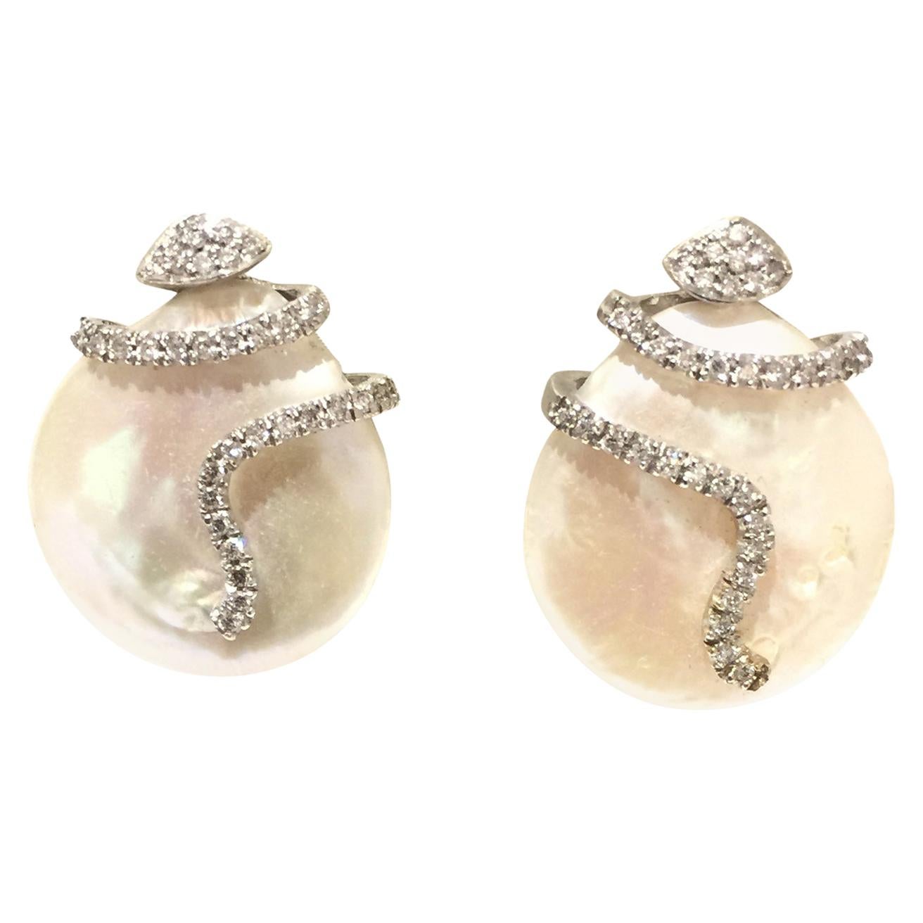 Boucles d'oreilles en forme de dôme avec perles et diamants E295FLLW en vente