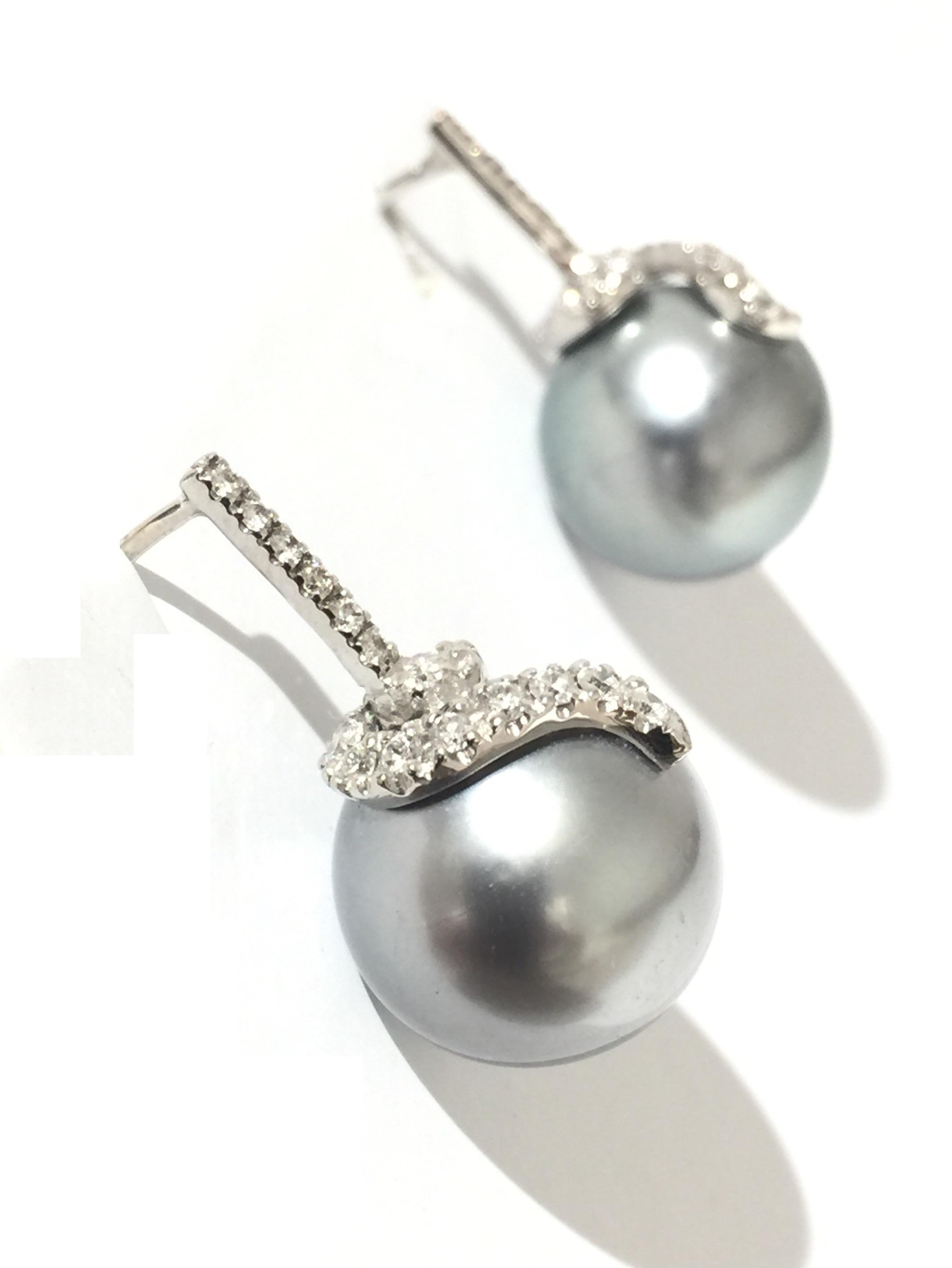 Orecchino Yvel con perle e diamanti.
Oro bianco 18k 
Perle 
Diamanti 0,50ctw
E2HOOKBLW