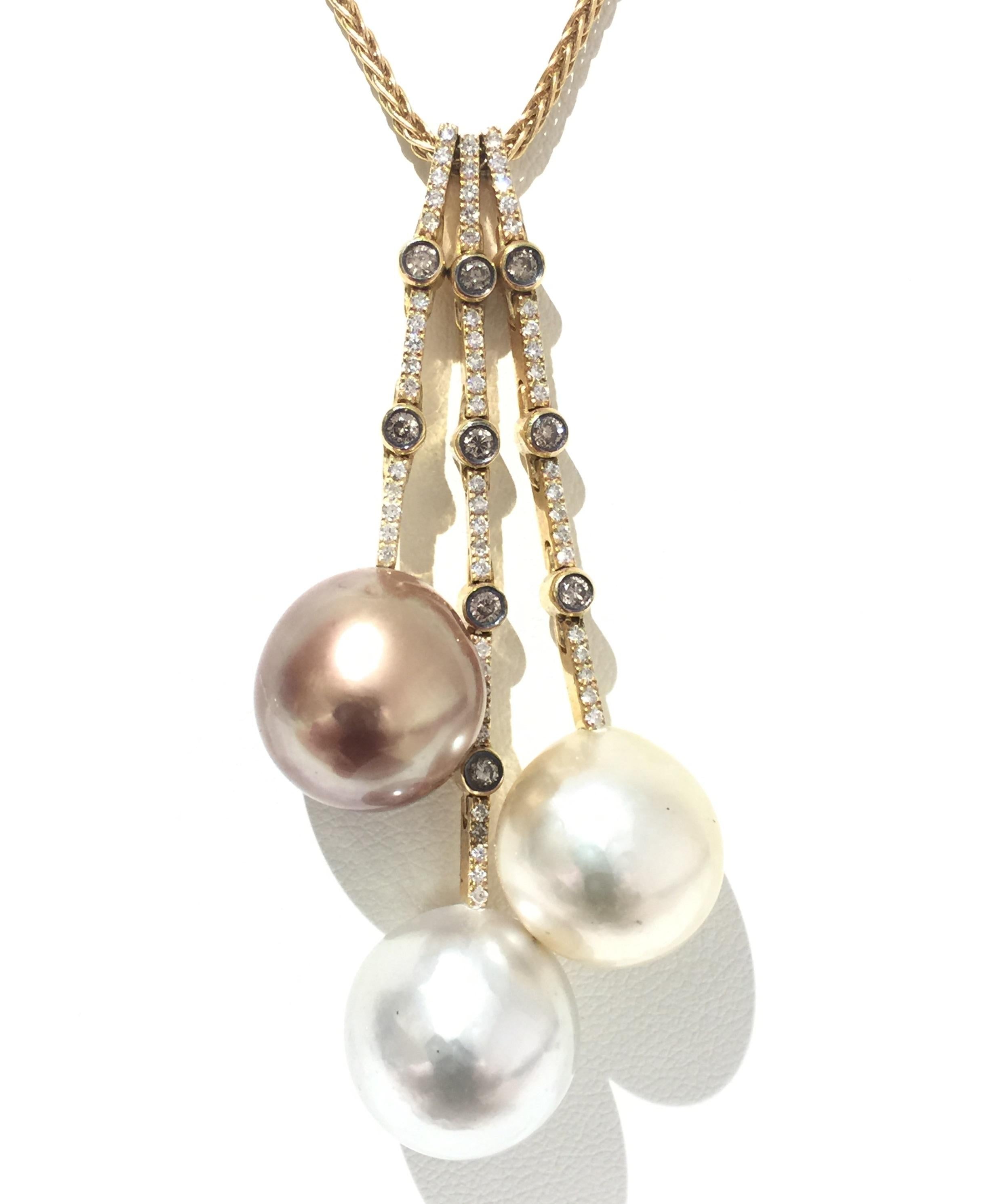Yvel Perlen und Diamanten Halskette.
18k Gelbgold 
Perlen 
Diamanten 0,63ctw
N1LAR3GBY