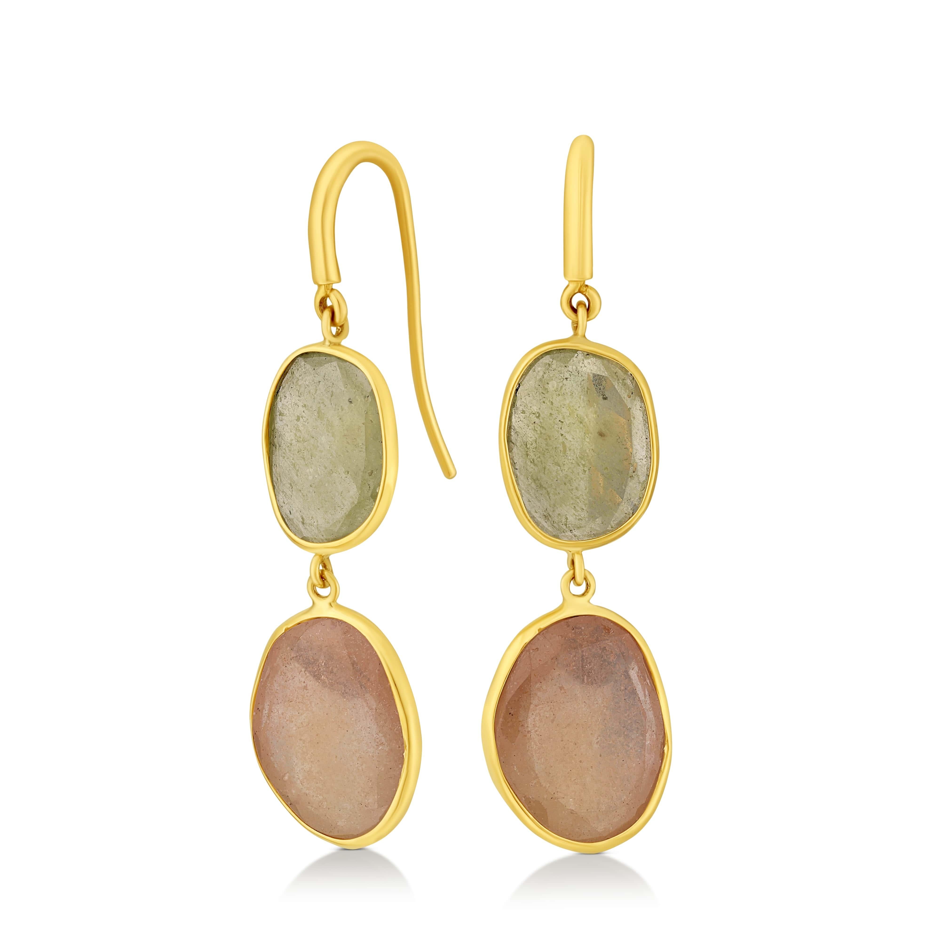 Gli orecchini a goccia con zaffiro a doppia tonalità della Collection'S Rainbow di Yvel sono una testimonianza degli squisiti colori della natura. Realizzati in oro giallo 18 carati, questi orecchini presentano un'armoniosa miscela di 29,00 ct. di