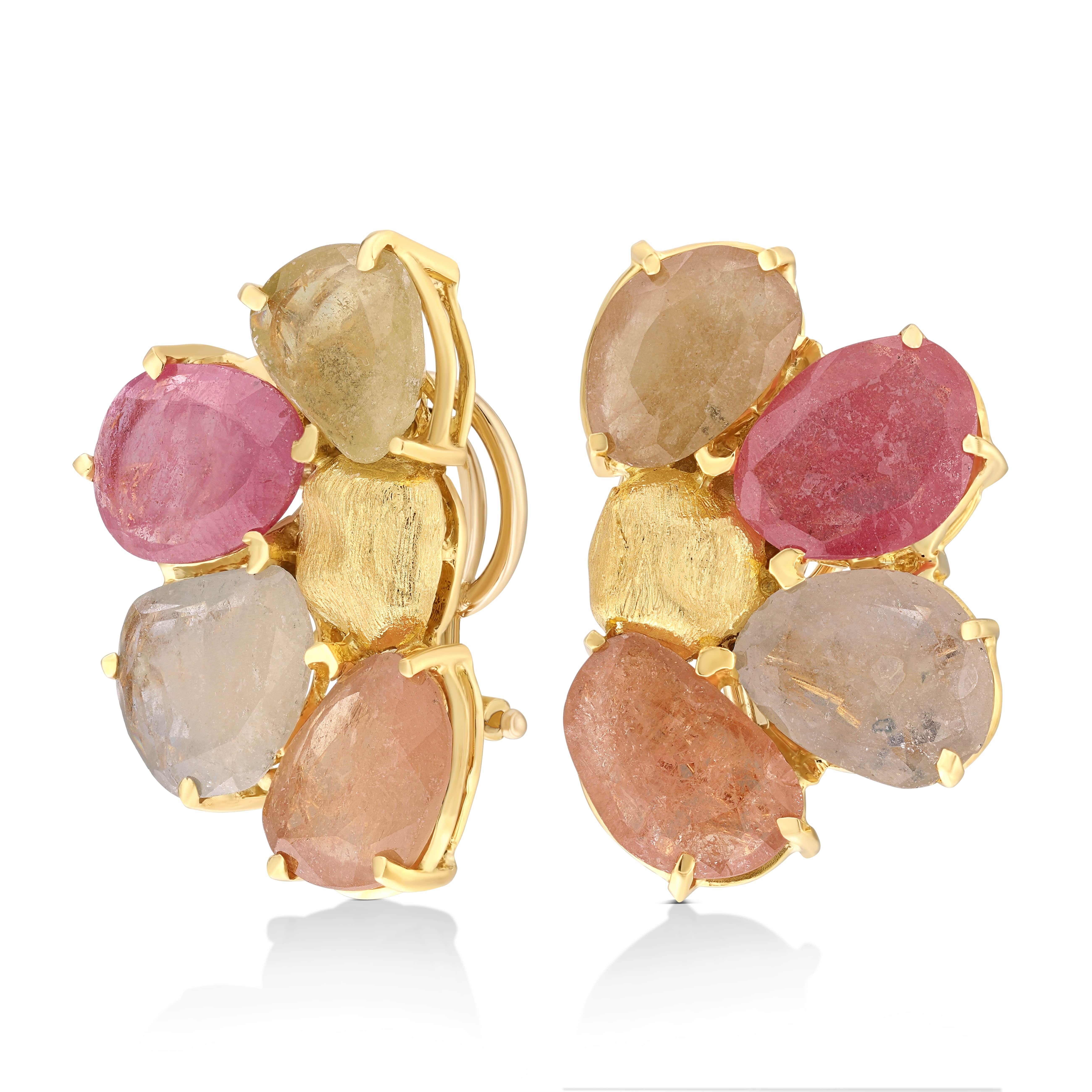 Die Multicolor Sapphire Cluster Earrings der Rainbow Collection'S zelebrieren Yvels künstlerischen Ausdruck mit einer bezaubernden Anordnung von 28,00 ct. natürlichen Saphiren. Diese Ohrringe aus 18-karätigem Gelbgold zeigen die Schönheit von