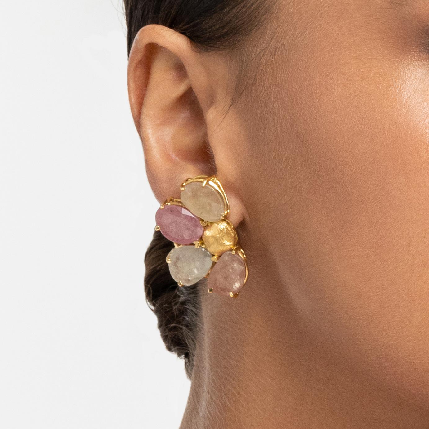 Yvel Regenbogen Multicolor Saphir Cluster-Ohrringe aus 18 Karat Gelbgold (Rundschliff) im Angebot