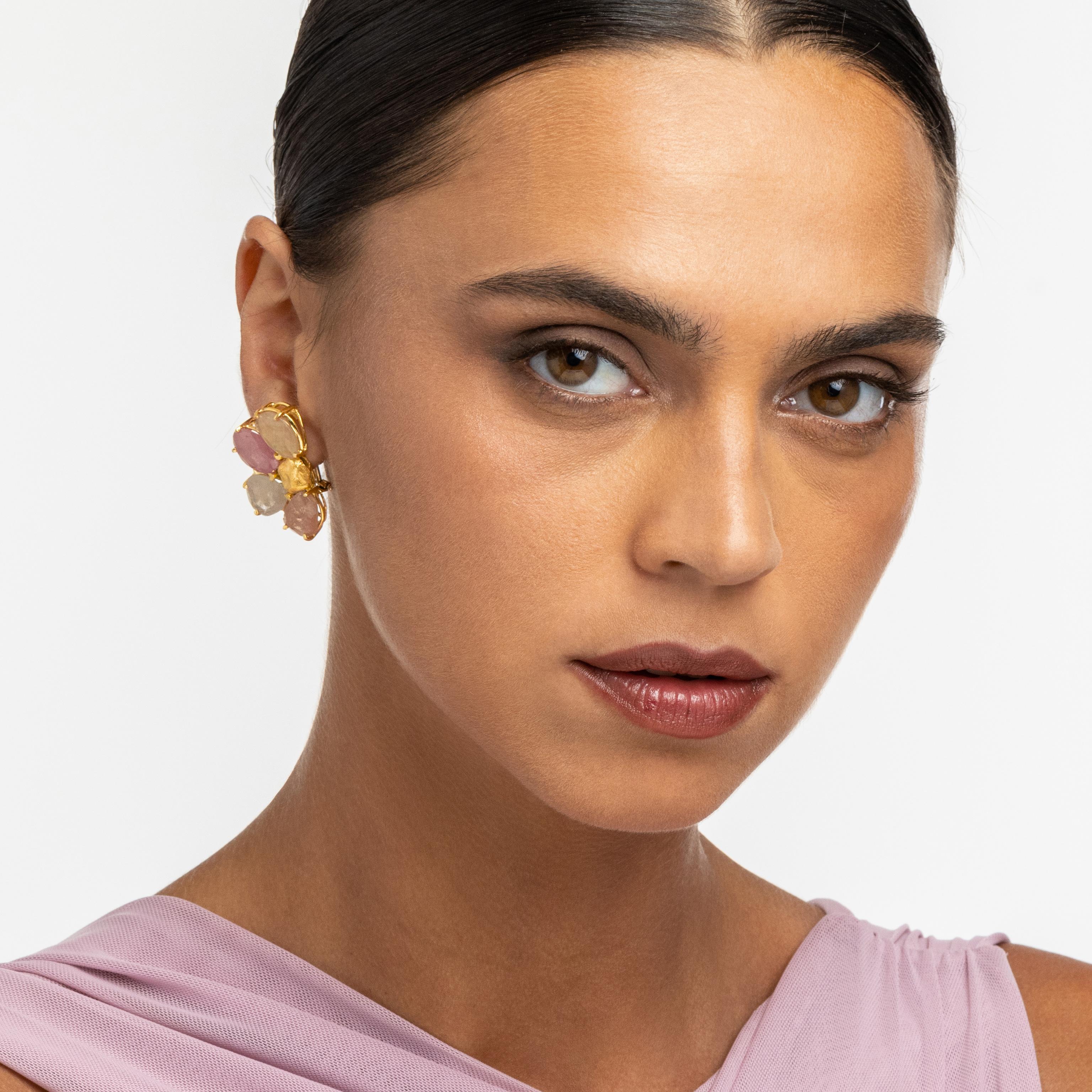 Yvel Regenbogen Multicolor Saphir Cluster-Ohrringe aus 18 Karat Gelbgold im Zustand „Neu“ im Angebot in Jerusalem, IL