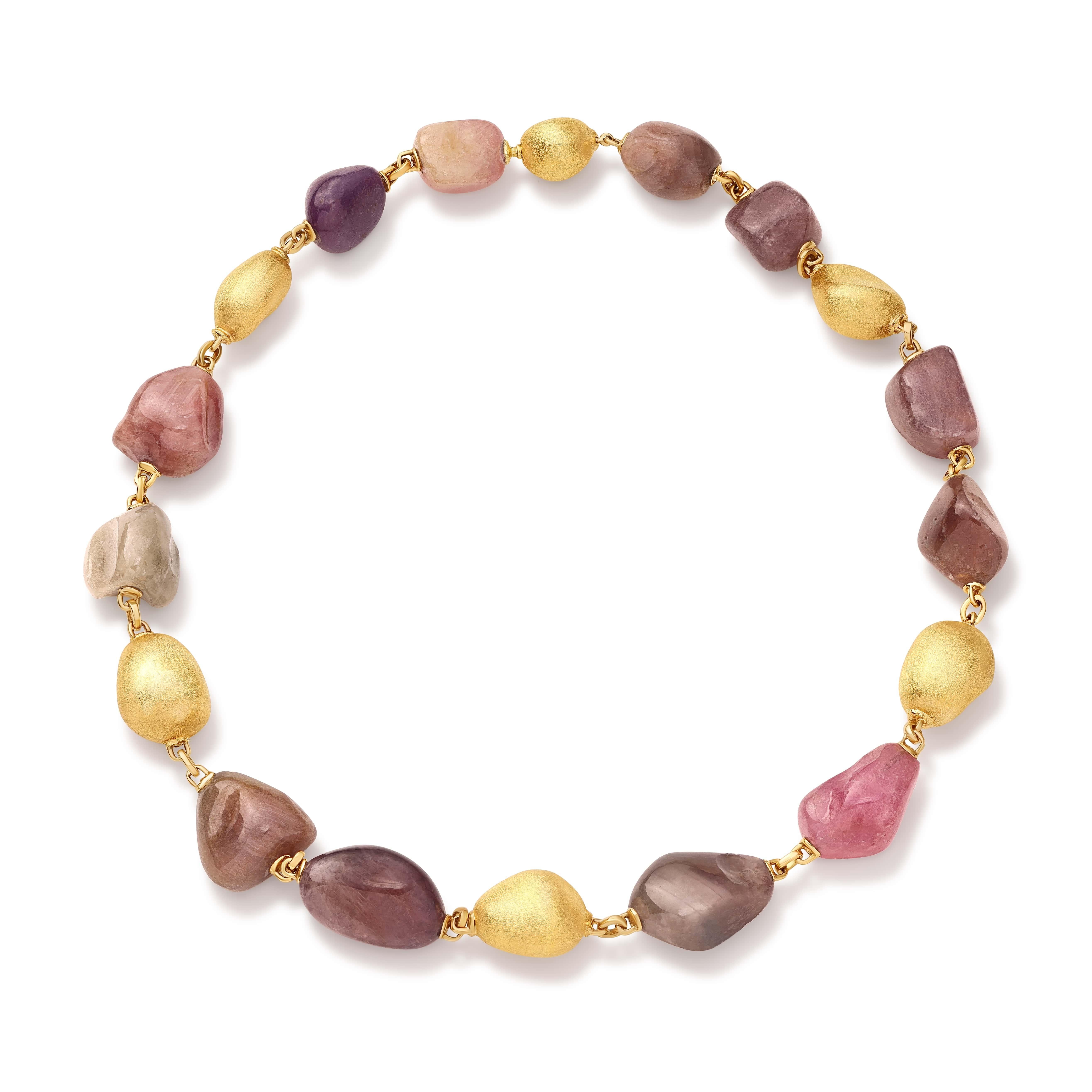 Le collier de saphirs multicolores de The Rainbow Collection S est une célébration de la richesse colorée de la Terre. Composée de 391,00 ct. de saphirs naturels multicolores, chaque pierre précieuse est une facette de la tapisserie vibrante du