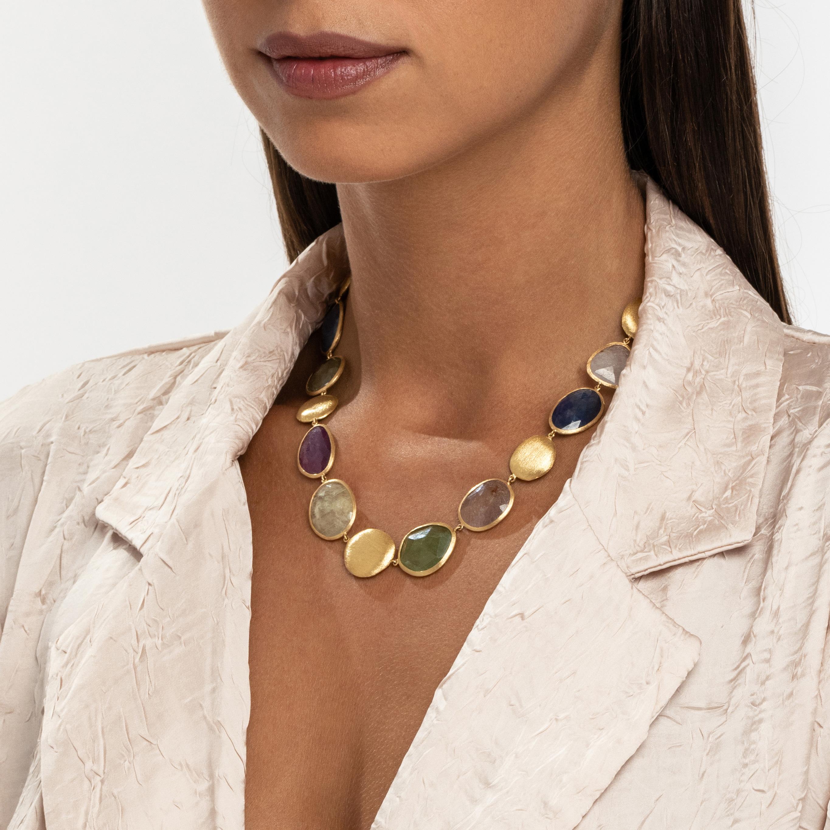 Ce collier de la Collection Rainbow capture l'esprit du paysage africain, avec un éventail de saphirs multicolores totalisant 114,00 carats. Chaque pierre précieuse, qui rappelle les couleurs riches et variées des mines d'Umba en Tanzanie, est