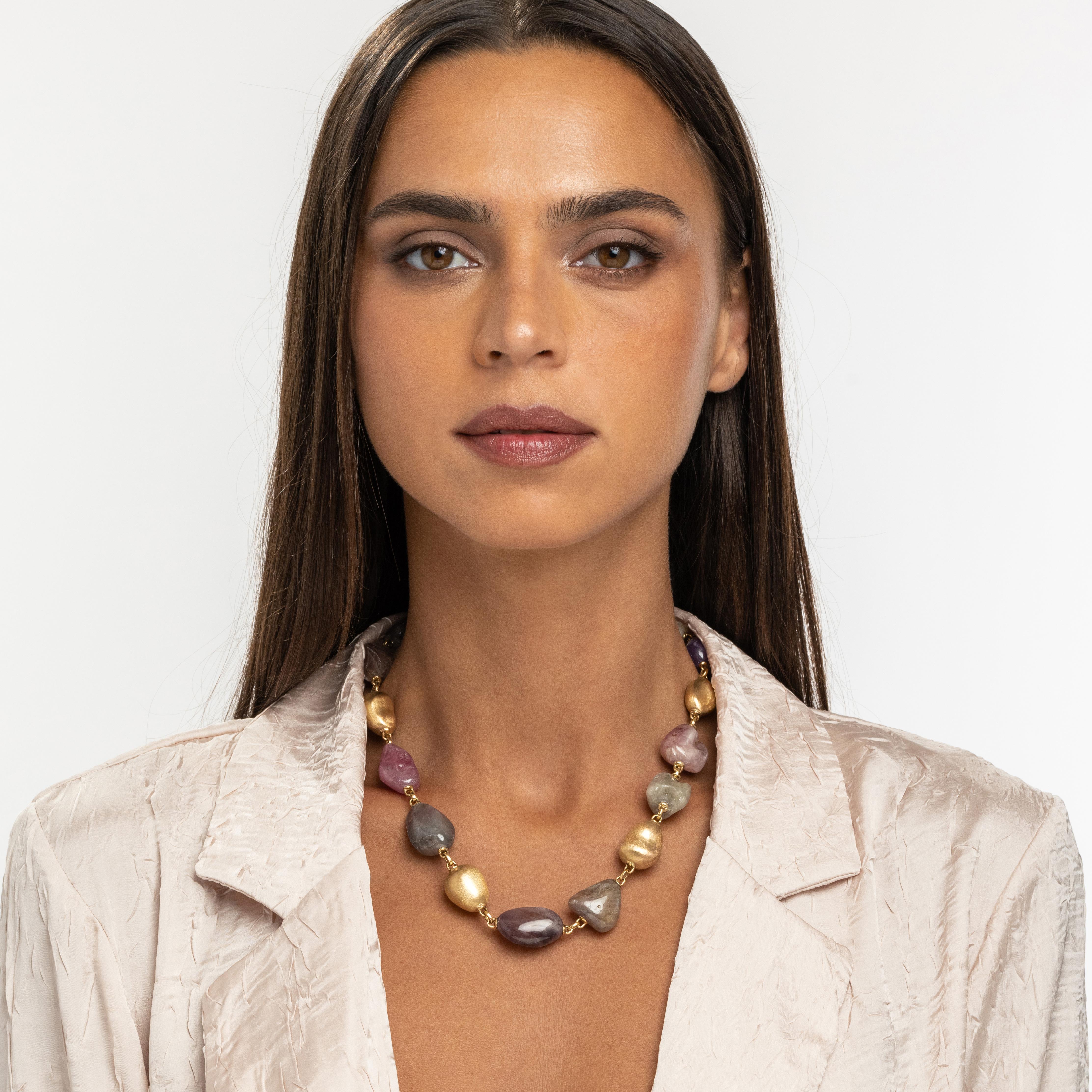 Taille ronde Yvel Rainbow Collier de saphirs multicolores en or jaune 18 carats en vente
