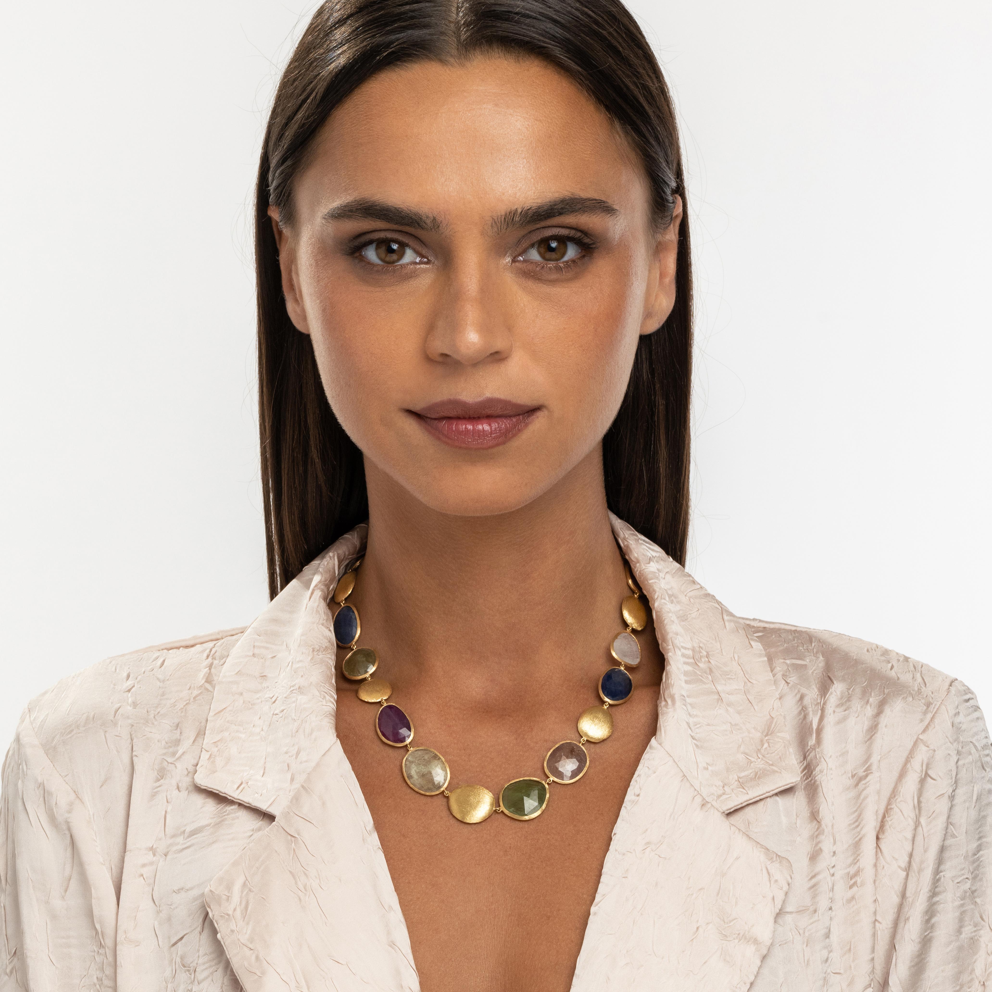 Taille ronde Yvel Rainbow Collier de saphirs multicolores en or jaune 18 carats en vente