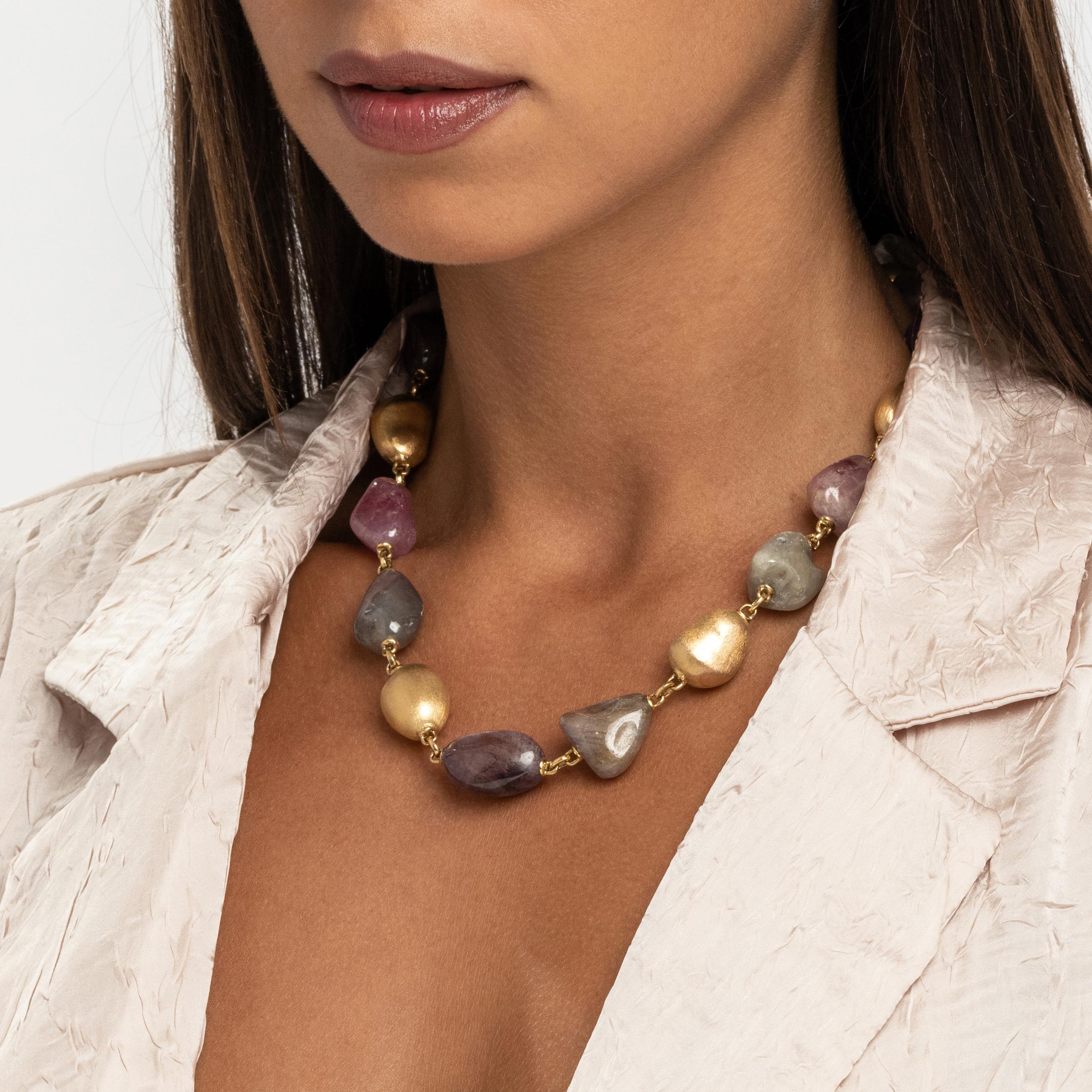 Yvel Rainbow Collier de saphirs multicolores en or jaune 18 carats Neuf - En vente à Jerusalem, IL