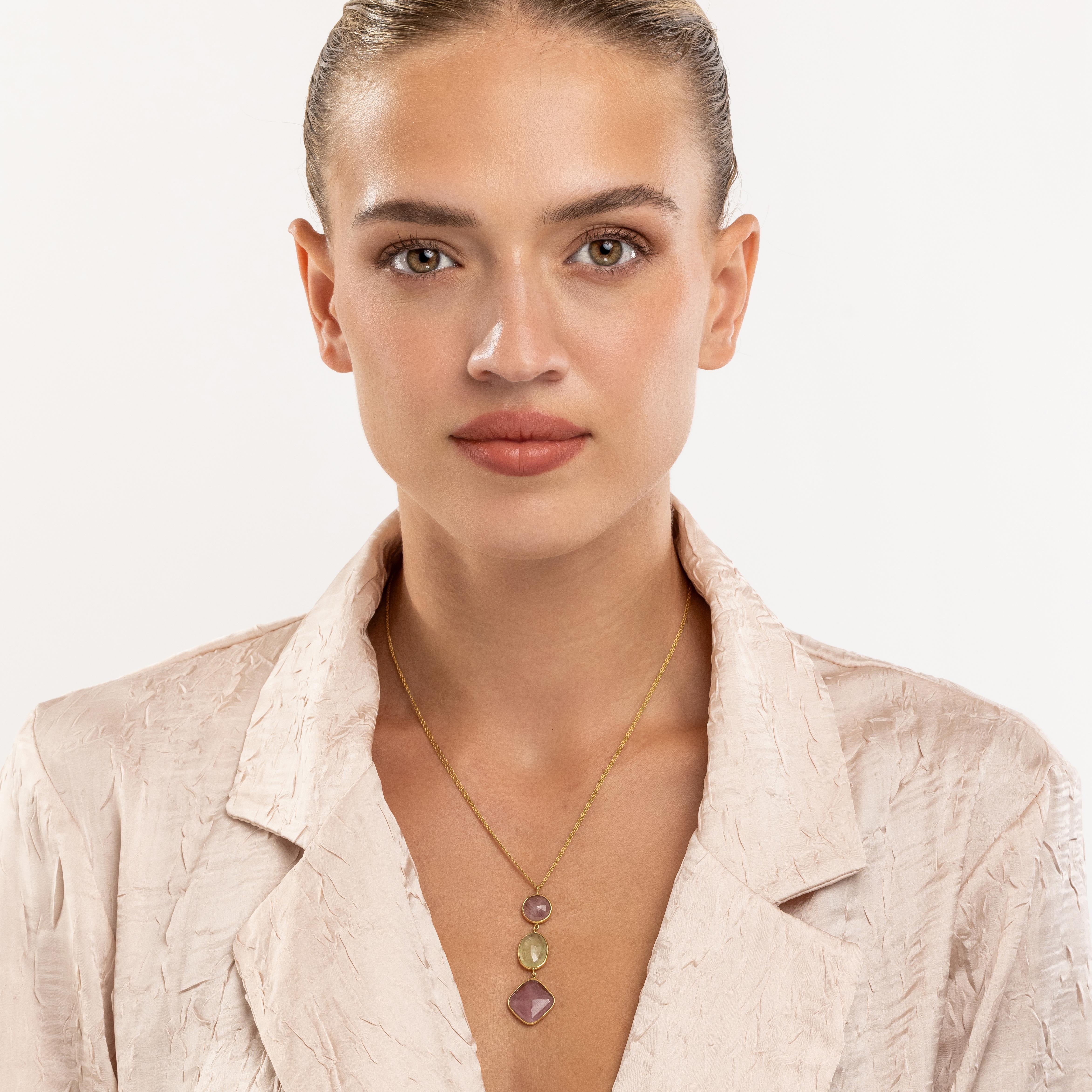 Le collier à pendentifs en saphir de la Collection S'arc-en-ciel d'Yvel met en valeur 17,00 ct. de saphirs naturels multicolores. Serti dans de l'or jaune 18 carats, ce collier présente un arrangement linéaire de saphirs, chacun avec sa teinte