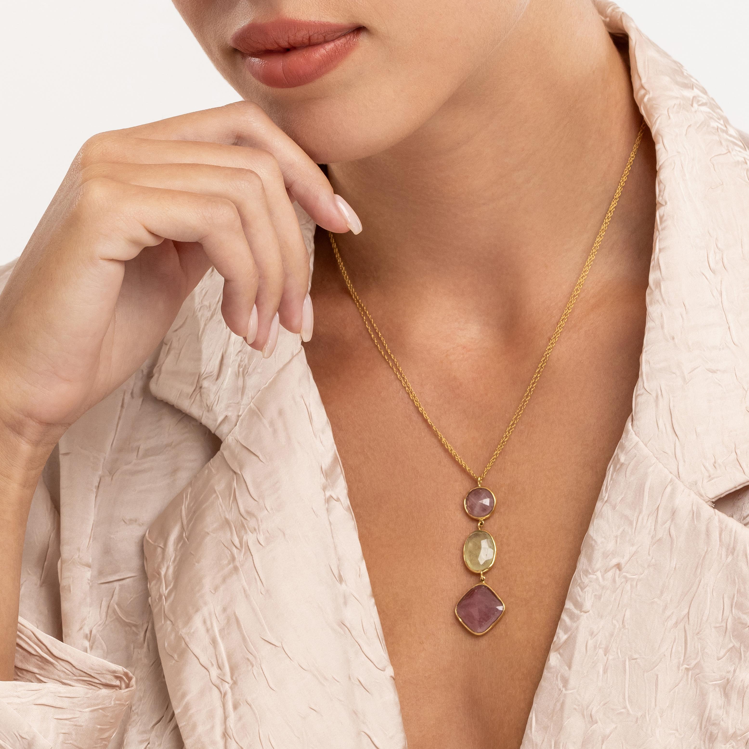 Taille coussin Yvel Rainbow Collier pendentif en or jaune 18 carats avec saphirs multicolores en vente