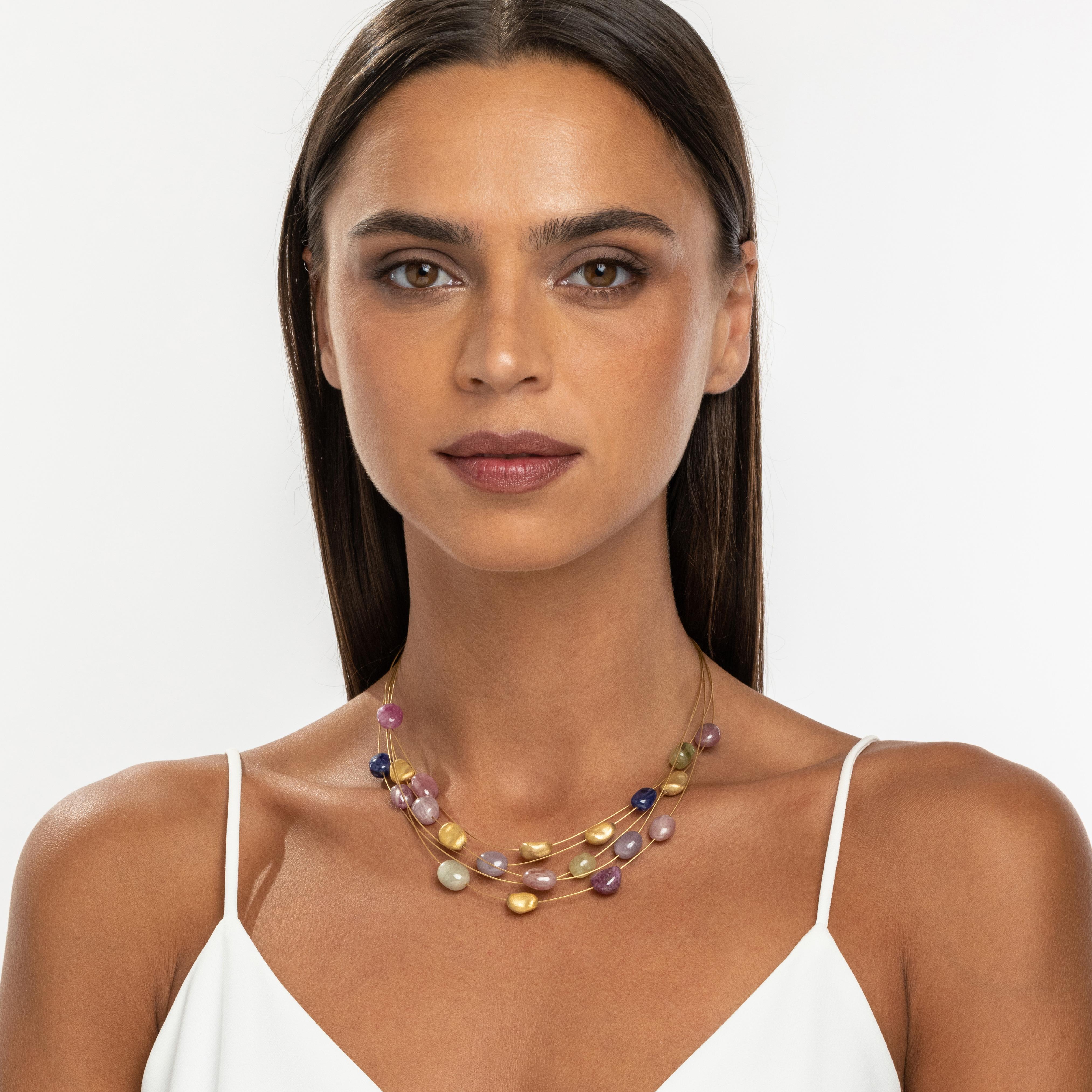 Le collier de saphirs multibrins de la collection Rainbow d'Yvel est une tapisserie artistique composée de 151,00 ct. de saphirs naturels multicolores. Ce magnifique collier en or jaune 18 carats drape le décolleté d'un spectre de couleurs provenant