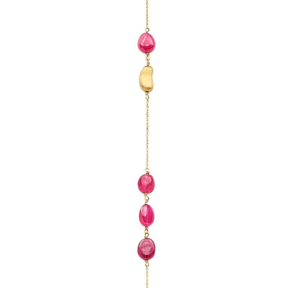 La collana di rubini della Collection'S è una straordinaria testimonianza del cuore vibrante dell'Africa, realizzata da Yvel. Questa collana in oro giallo 18 carati è impreziosita da 64,75 ct. di ricchi rubini ovali, il cui rosso intenso evoca la