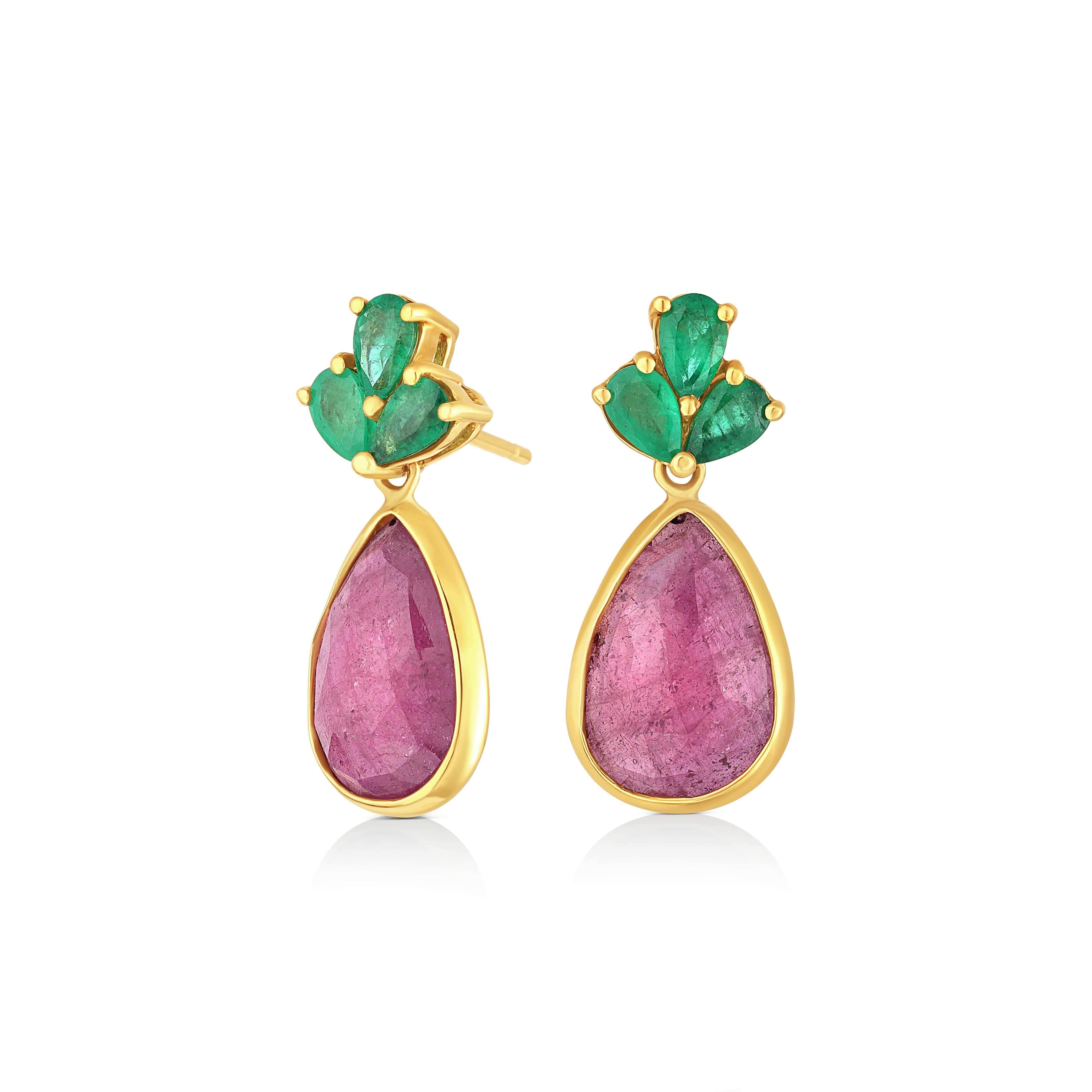 Abbracciando l'intero spettro dei colori della natura, la Rainbow Collection presenta gli orecchini con zaffiro e smeraldo. Realizzati in oro giallo 18 carati, questi orecchini presentano una splendida combinazione di 9,00 ct. di zaffiri multicolori