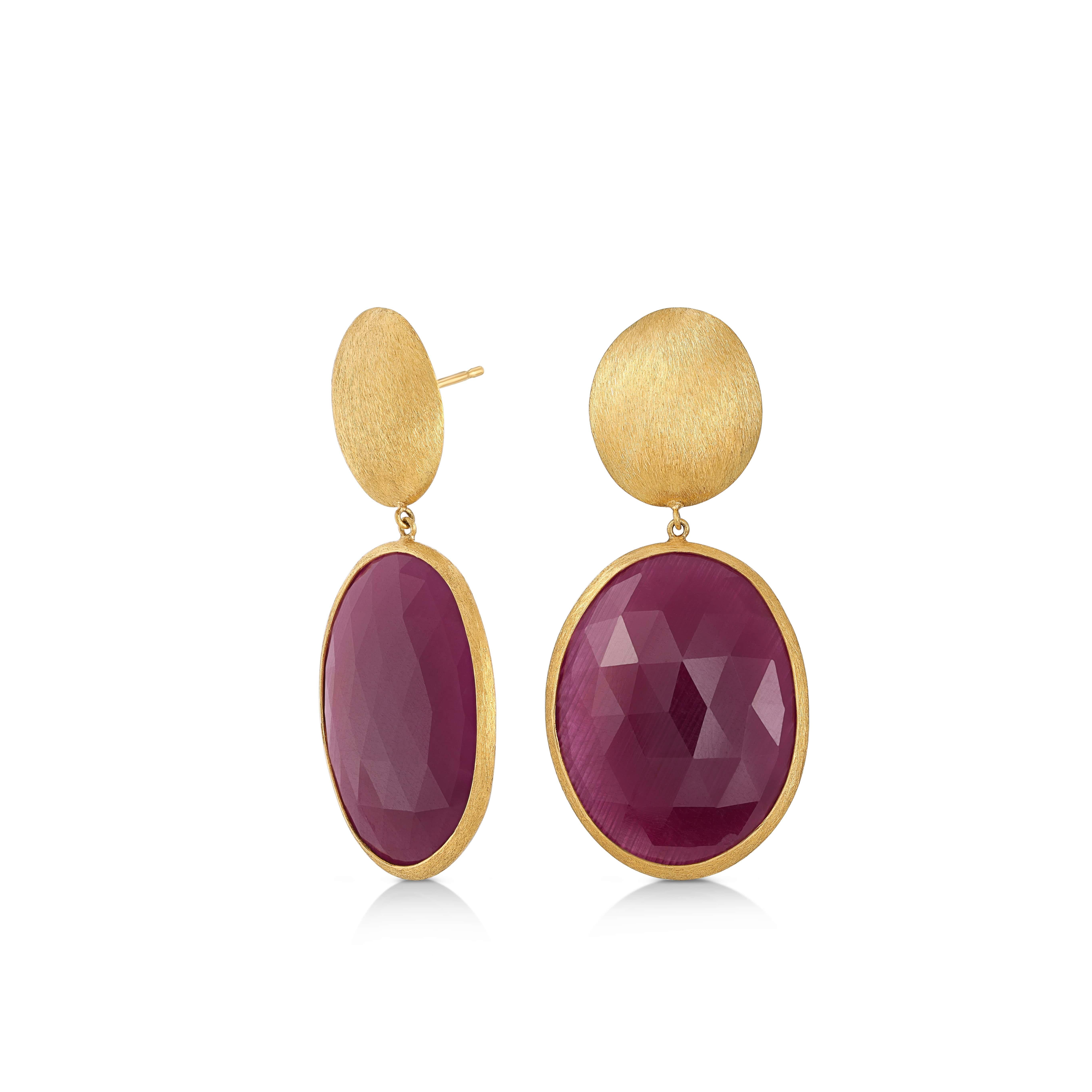 Gli orecchini a goccia con zaffiro della Collection'S sono una celebrazione del ricco arazzo delle sfumature della vita. Ogni orecchino presenta un impressionante zaffiro naturale, per un totale di 37,00 ct., incastonato in un radioso oro giallo 18