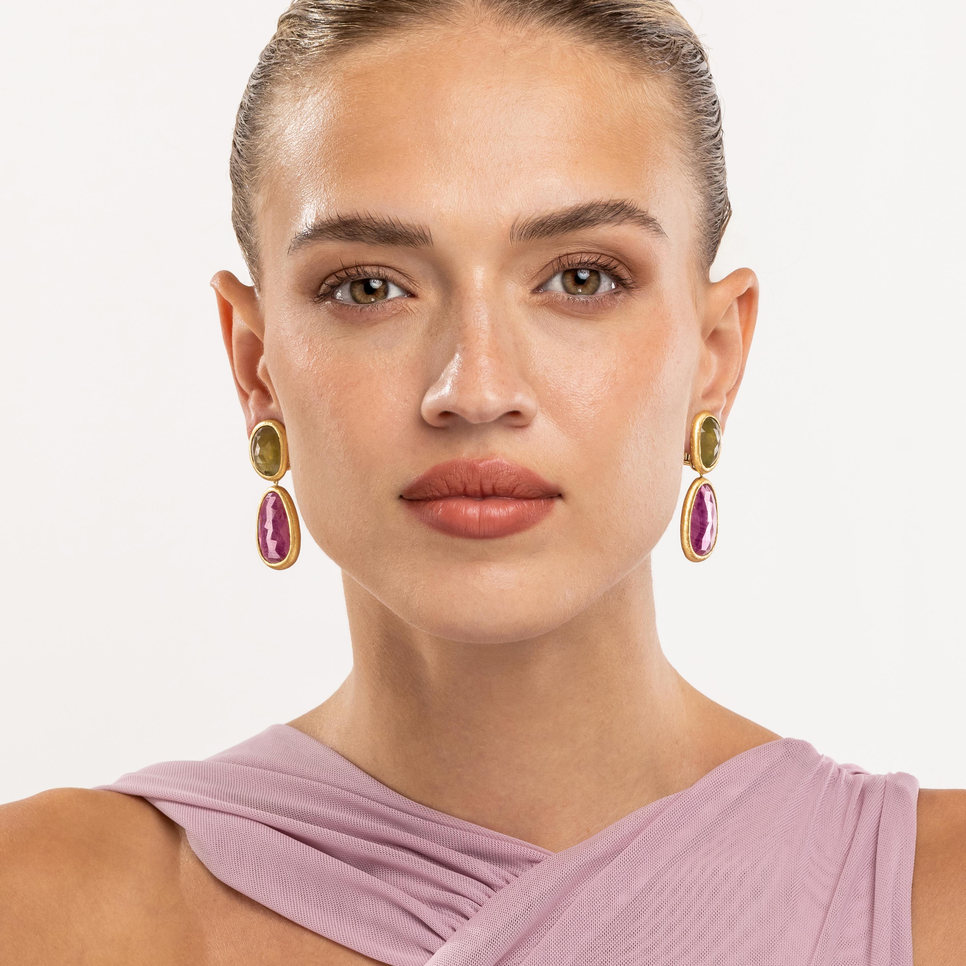 Yvel Rainbow Sapphire Teardrop Earrings in 18K Yellow Gold In New Condition For Sale In Jerusalem, IL