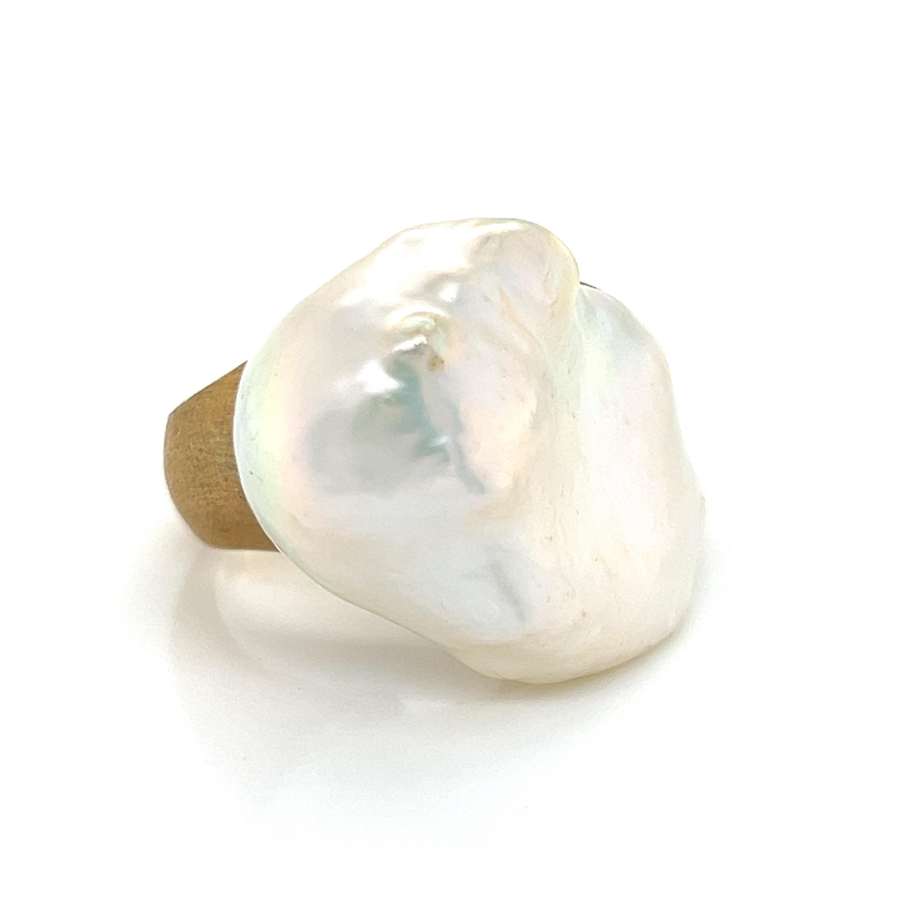 Moderno Yvel Anello barocco di perle d'acqua dolce in oro giallo 18k - Misura 6 in vendita
