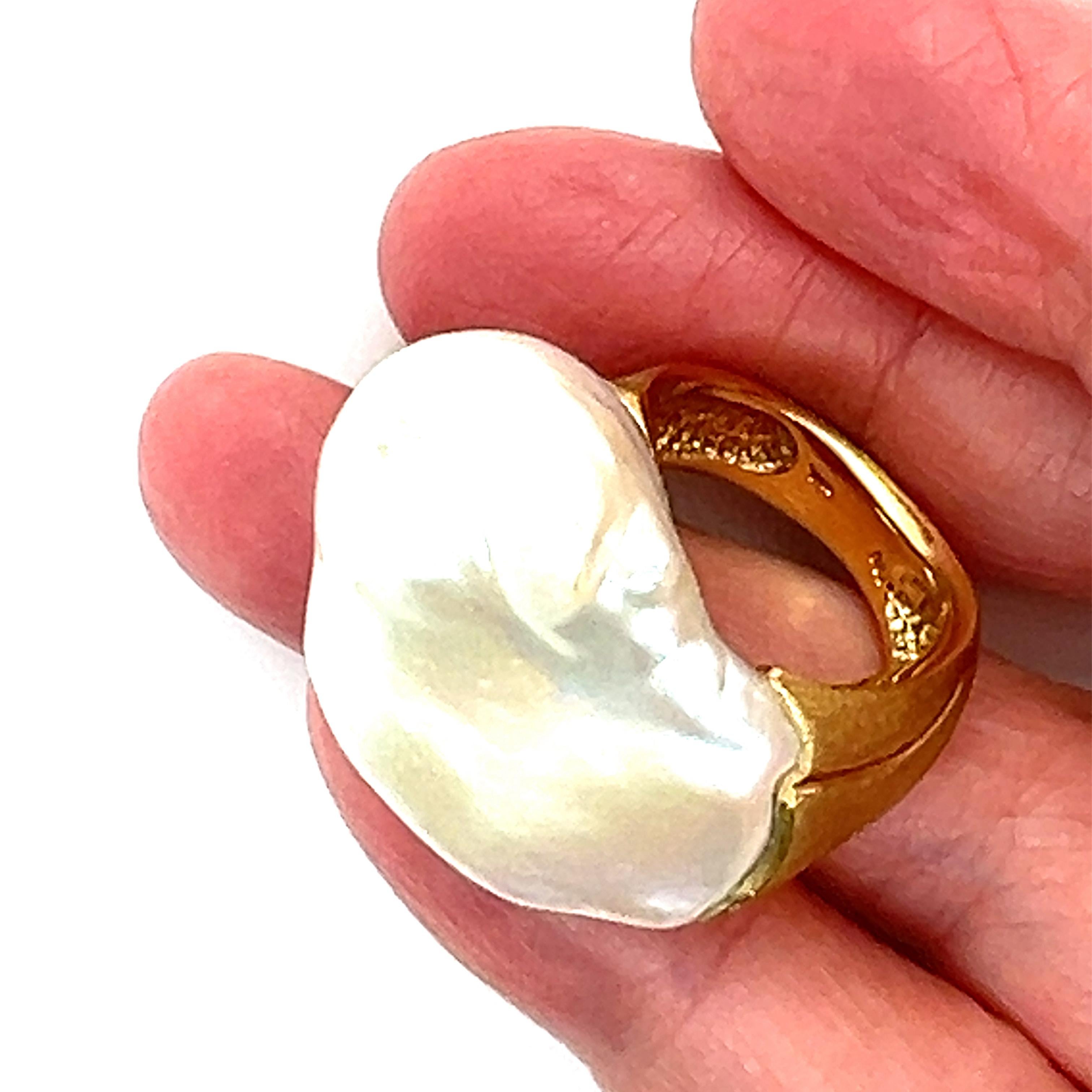 Yvel Anello barocco di perle d'acqua dolce in oro giallo 18k - Misura 6 in vendita 1