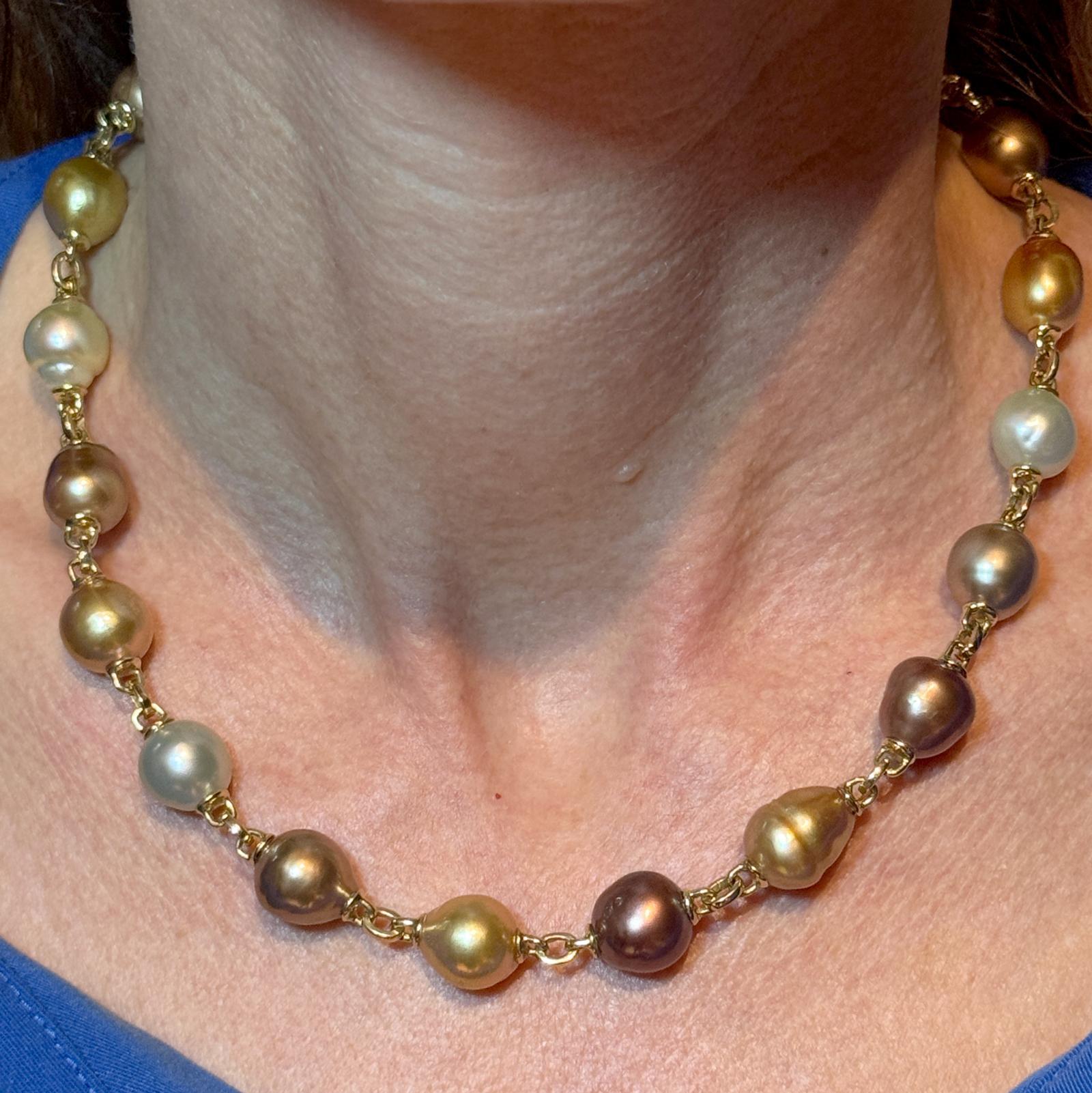 Este impresionante collar de Yvel incluye 21 exquisitas perlas barrocas de Tahití, de un tamaño que oscila entre los 10,5 y los 11 mm, que muestran una cautivadora mezcla de colores naturales que incluyen tonos grises, dorados y bronce. Las formas