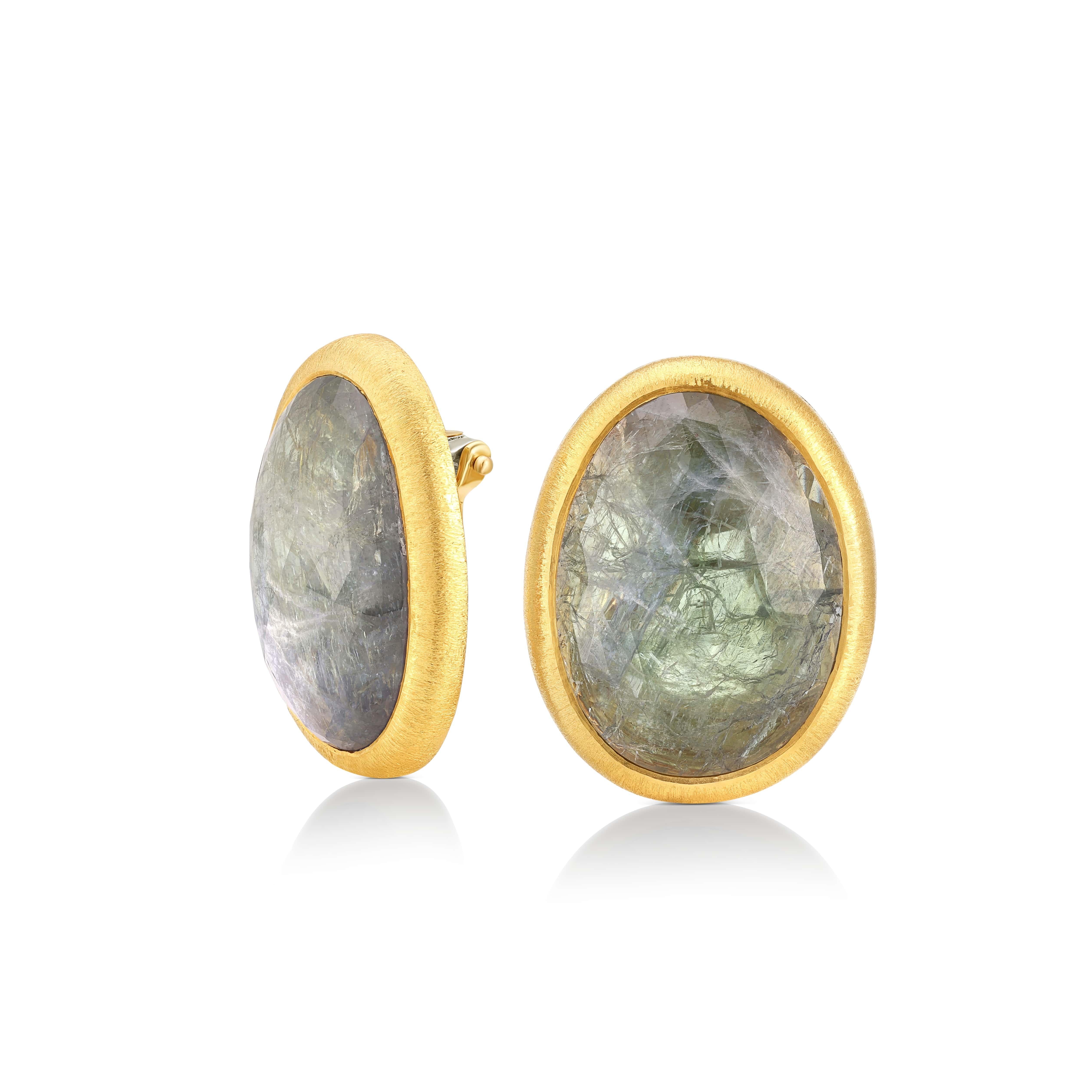 Diese Ohrringe, die die Essenz eines neuen Tages einfangen, sind eine subtile Anspielung auf die heitere Schönheit der Tanzanite Collection. Die Tansanit-Ohrringe zelebrieren die Kunstfertigkeit der Natur mit 52,00 ct. Tansanit und einem lebendigen
