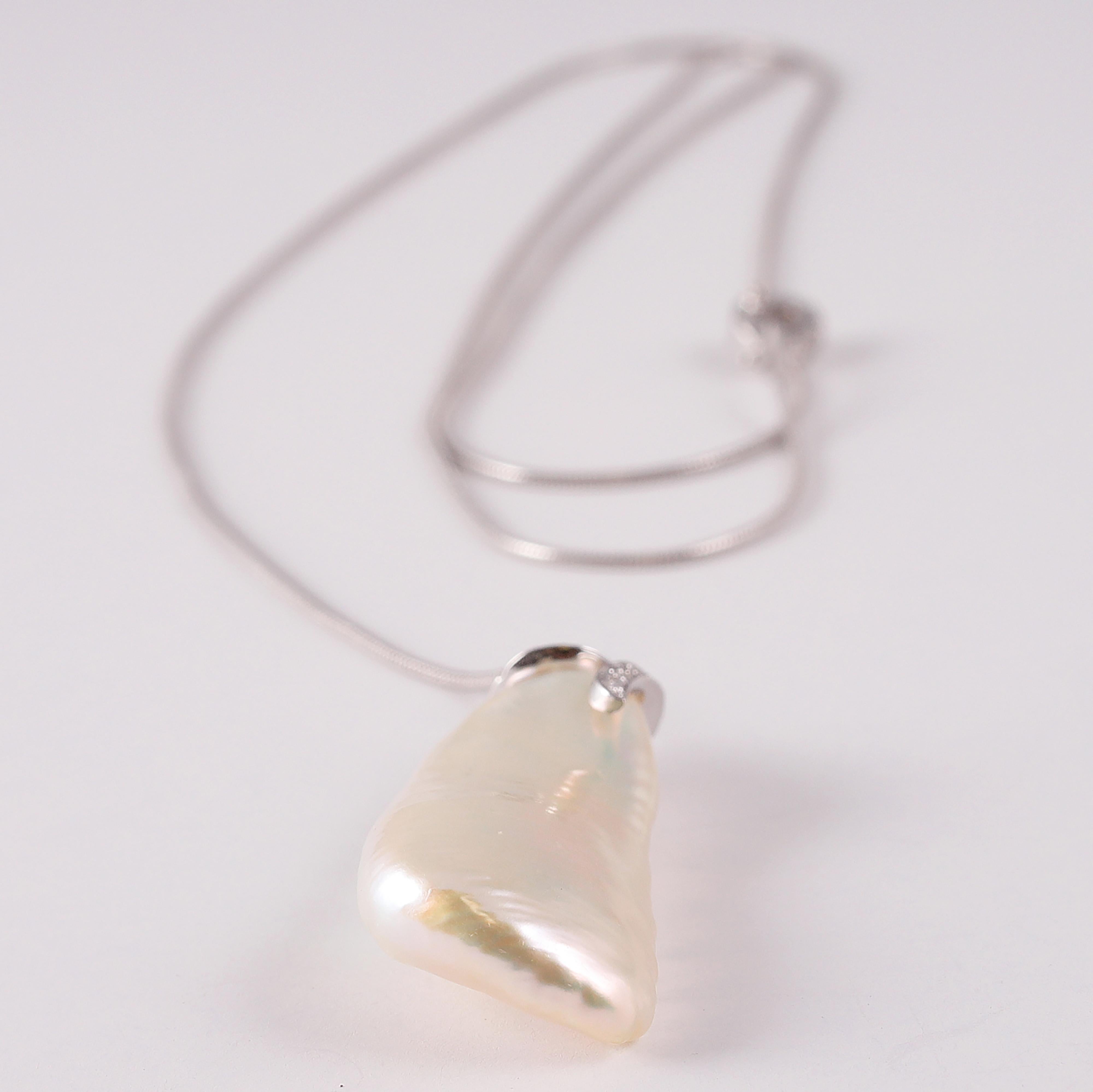 Yvel Weißgold Keshi Perle Diamant Lariat Halskette (Rundschliff) im Angebot