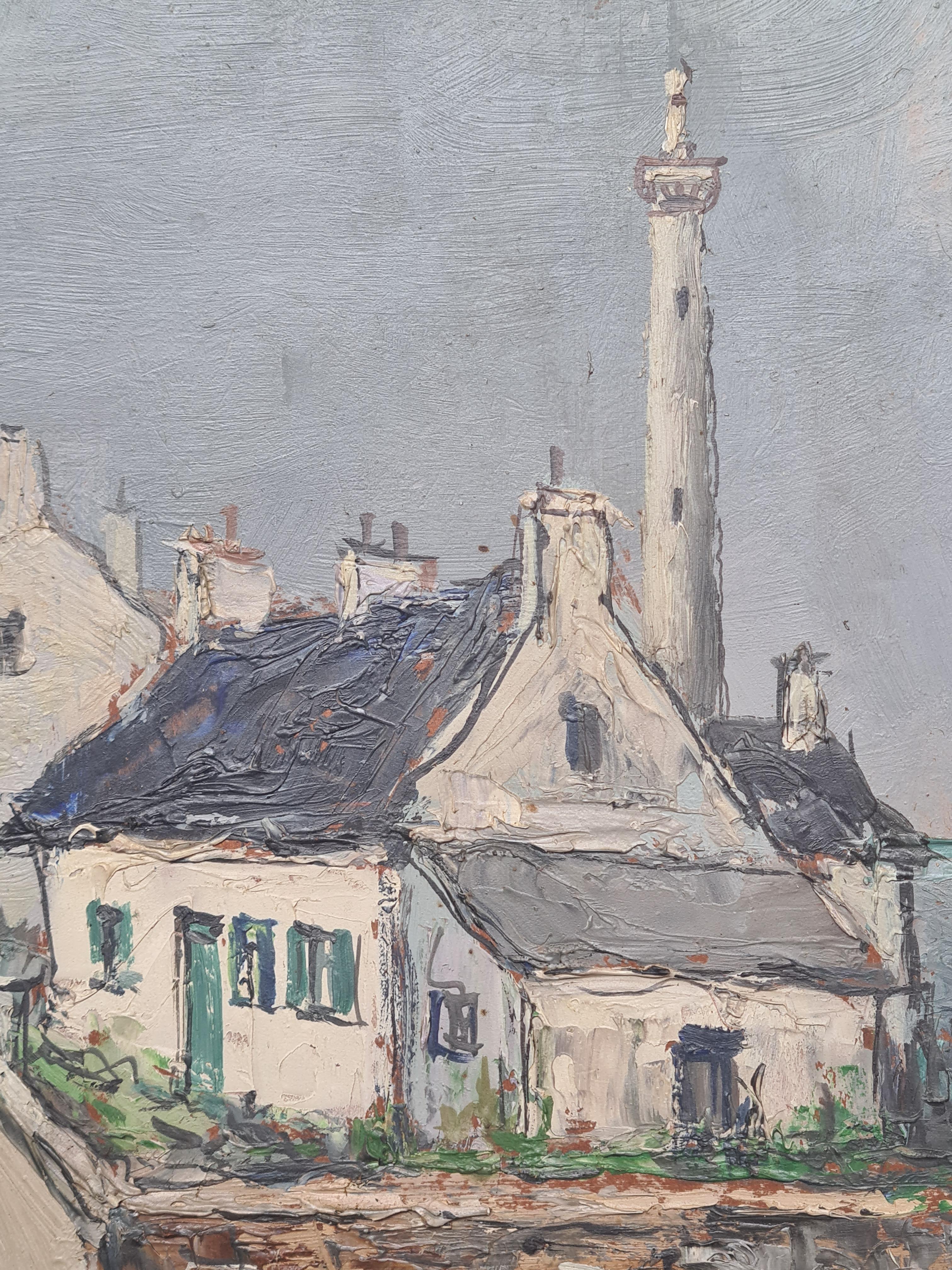 Französisch Mid Century Öl auf dem Brett von einer Straßenszene und Leuchtturm von Yves Balmes. Das Gemälde ist unten rechts signiert und wird in einem patinierten Holzrahmen präsentiert.

Eine reizvolle Ansicht von Häusern und Hütten, einige mit