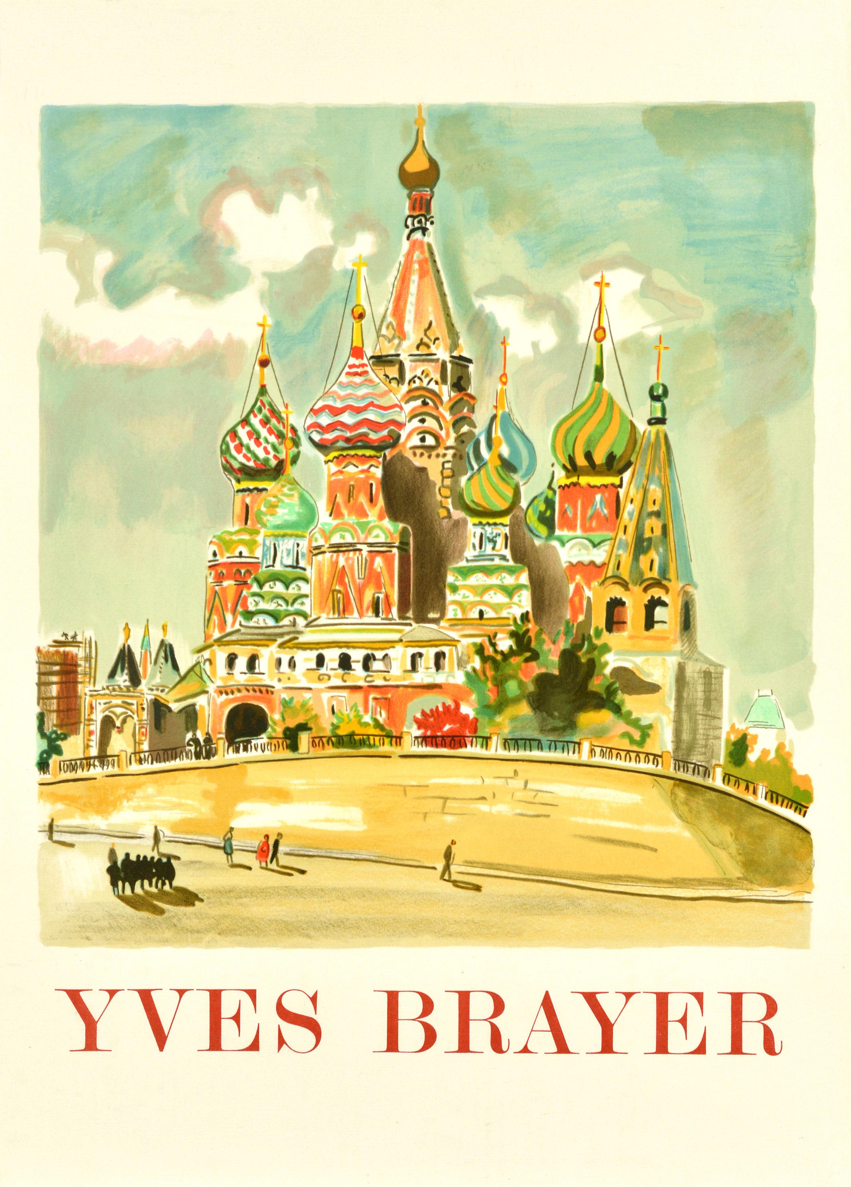 Affiche originale d'époque présentant une illustration colorée de la cathédrale Saint-Basile avec ses emblématiques dômes en oignon et des passants au premier plan. Le nom de l'artiste figure en dessous : le peintre français Yves By (1907-1990). La