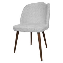 Chaise de salle à manger Yves à pieds en tissu et bois du designer Sergio Prieto Dovain Studio