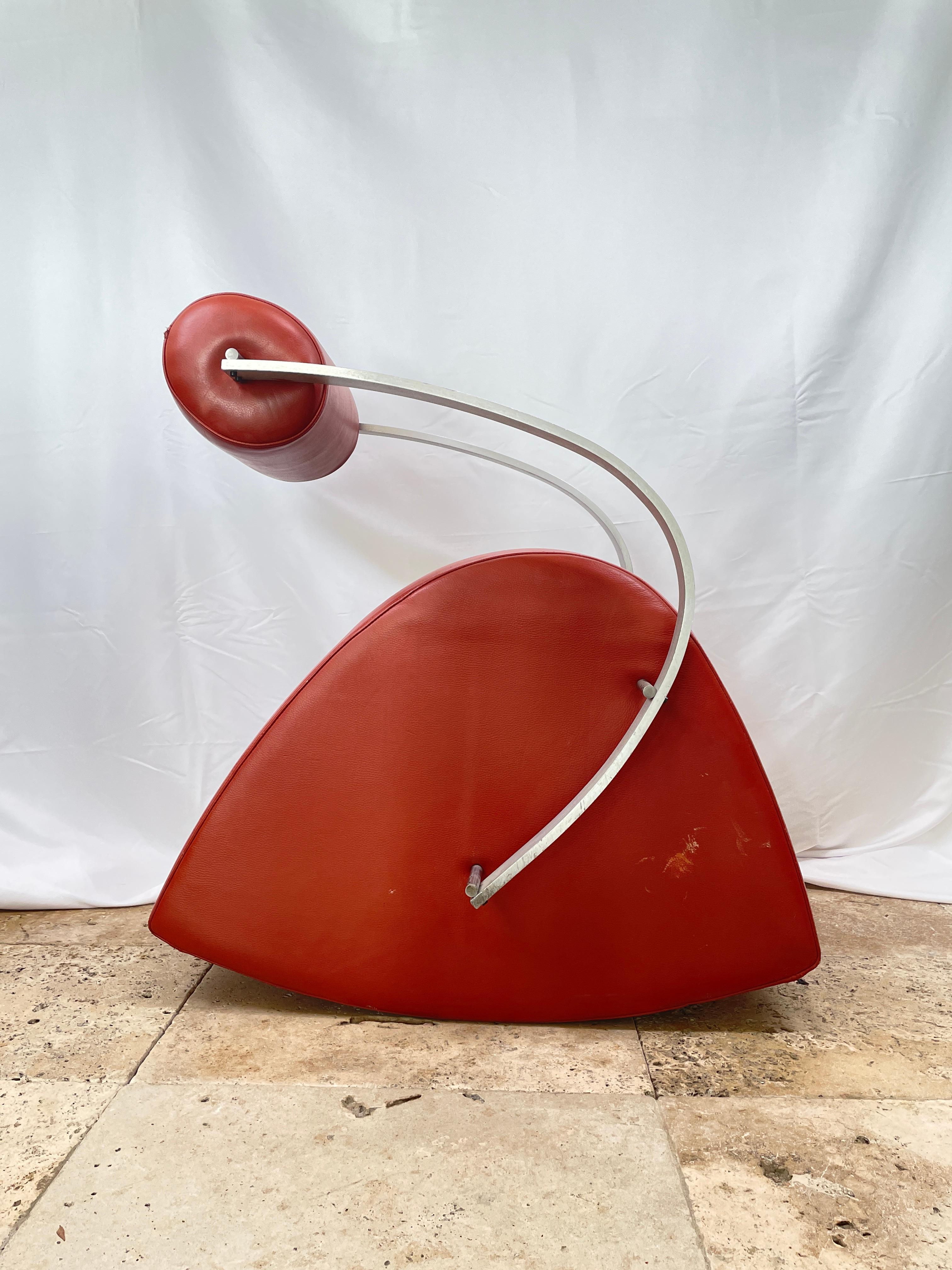 Yves JACCOUD (XX-XXI)
Rocking-chair Vertigo model with thick curved aluminum braces, the seat forming an inverted tilting V. Back in foam-filled collar covered with orange-red leather.

Slight trace of use on the back.
Edition: Few copies,