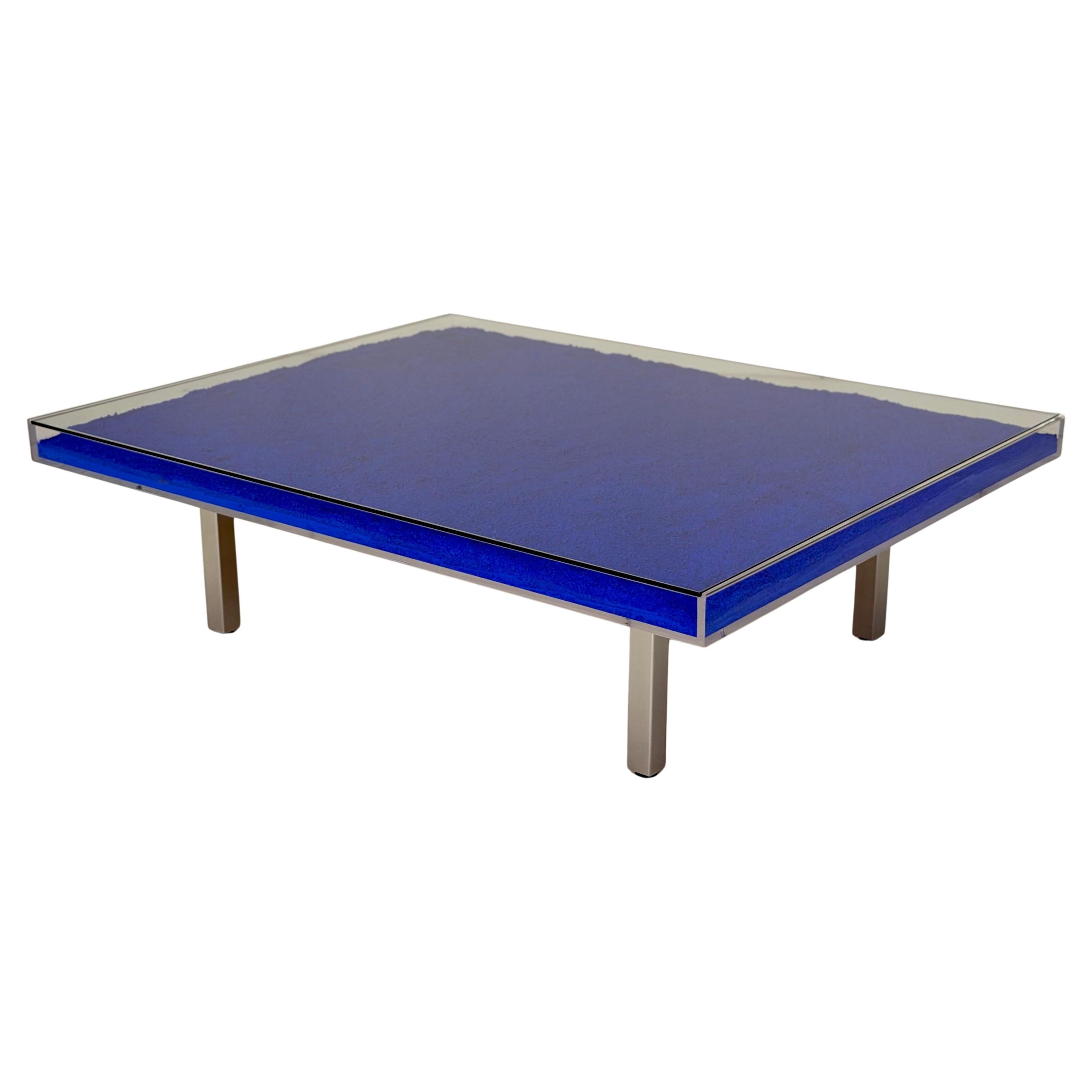 Cocktail Tables en bleu international Klein, verre et chrome Yves Klein