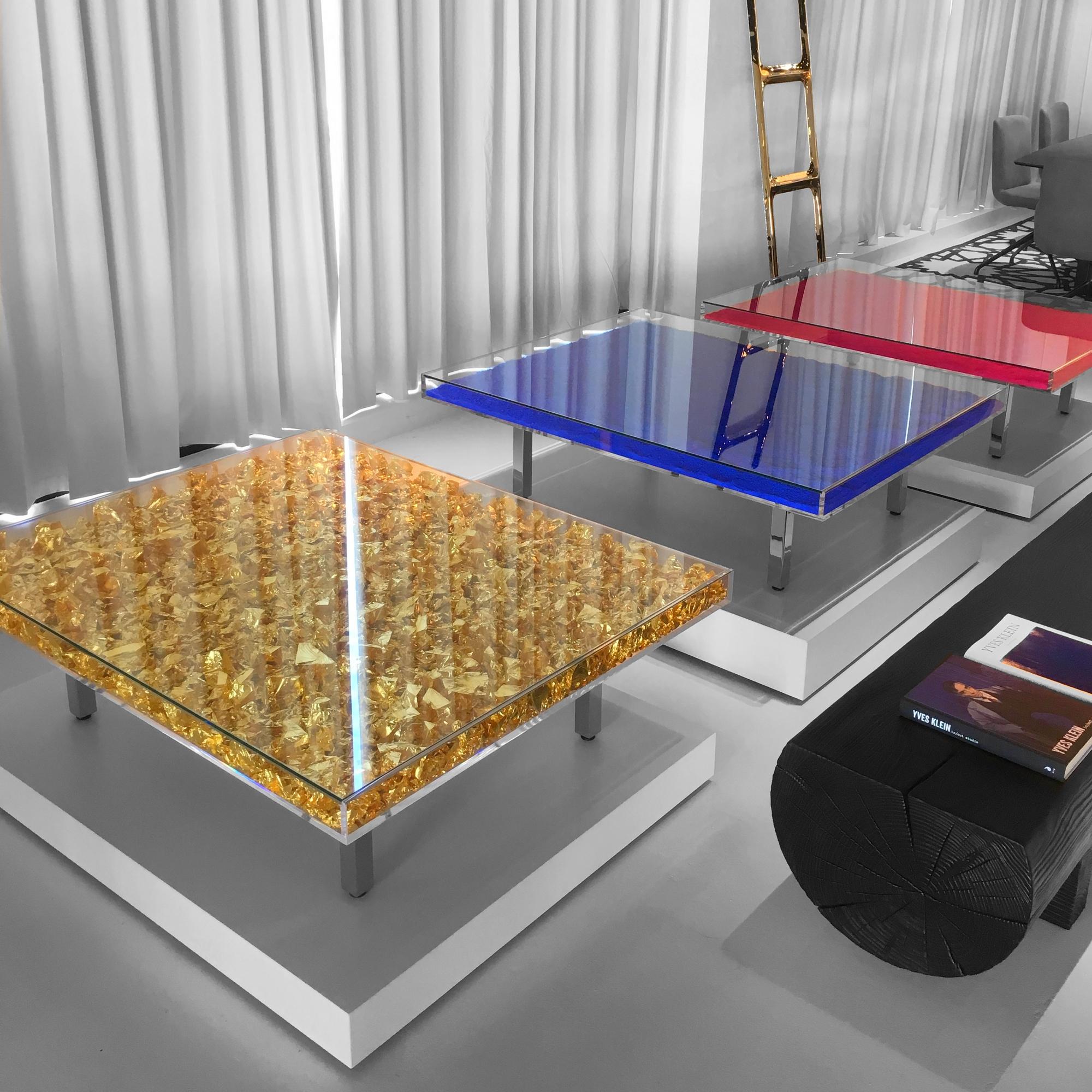XXIe siècle et contemporain Table en verre « Monogold » de Yves Klein, fabriquée en France en vente