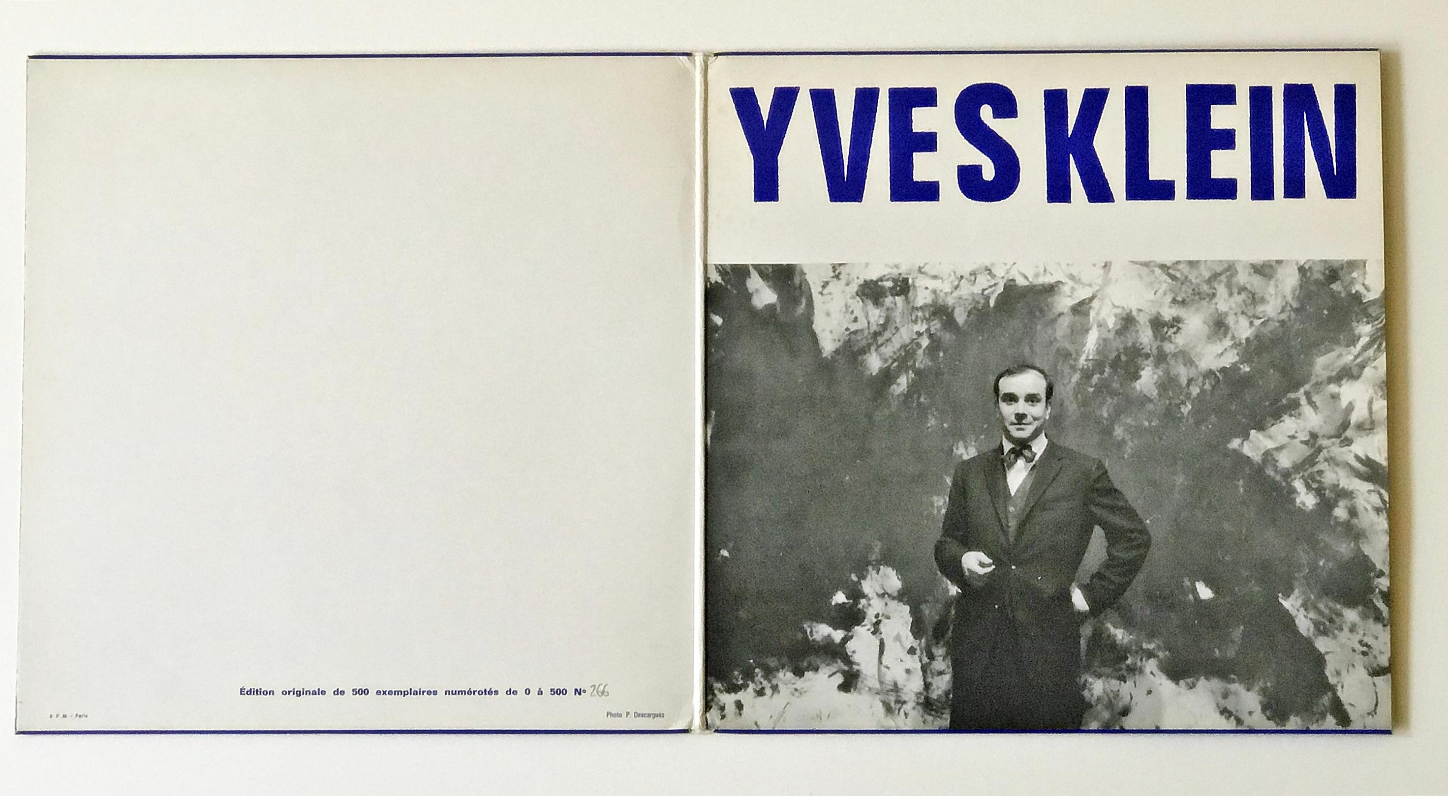 Yves Klein
La Conférence à la Sorbonne, 3 Juin, 1959, 1959-1963
Deux disques vinyles de 12 pouces contenus dans une pochette gatefold avec jaquette sérigraphiée en couleur bleu Klein international IKB.
12 7/10 × 12 7/10 pouces
Edition de 500