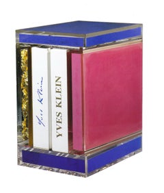 Catalogue Yves Klein raisonné dans une boîte en plexiglas bleu, rose et or