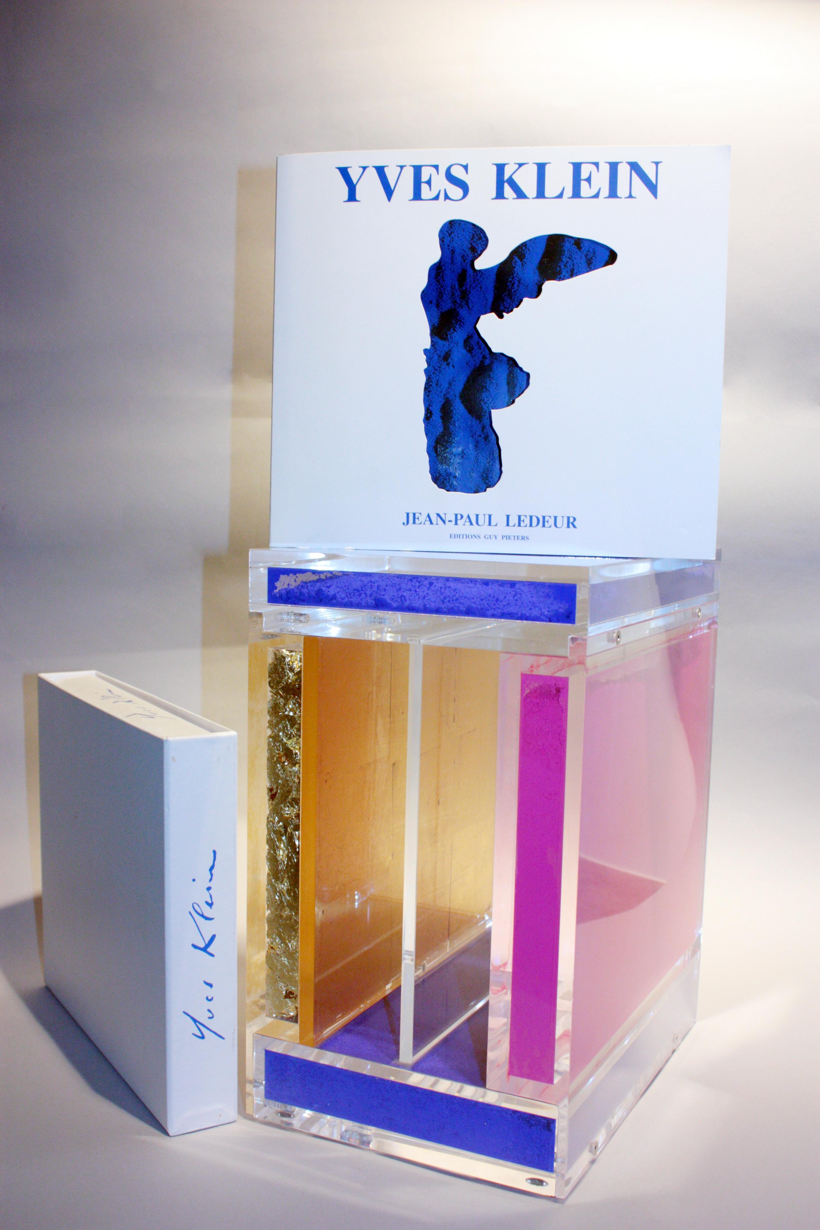 Yves Klein, Catalogue Raisonné
Plexiglas box with raw blue and pink pigments and gold leaves.
Edited in 2000.
Numbered from the edition of 440, the deluxe edition of the Catalogue Raisonné des Éditions et Sculptures de Yves Klein by Jean-Paul