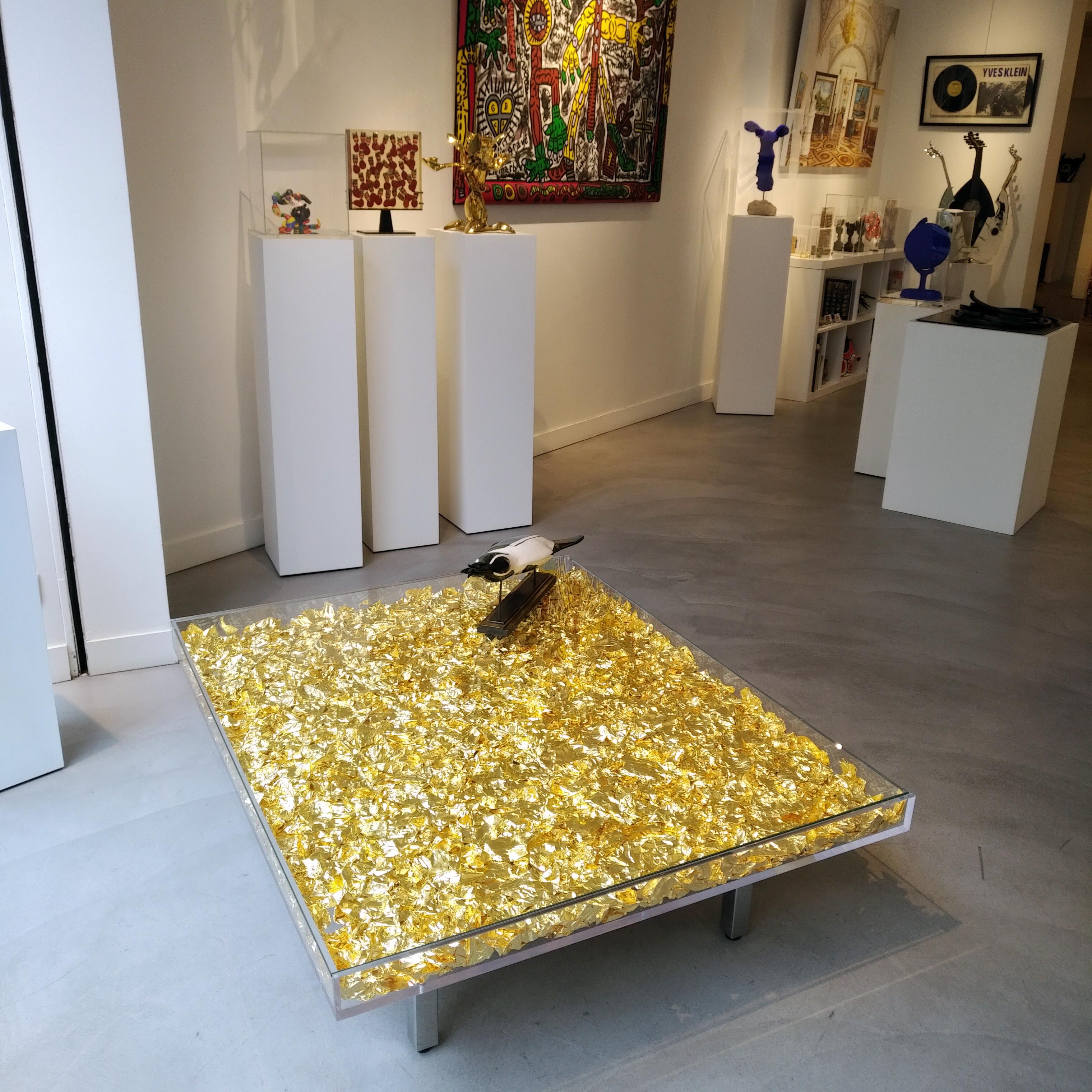Table basse en or 24 carats avec feuilles d'or Yves Klein, revendeur agréé à Paris en vente 2