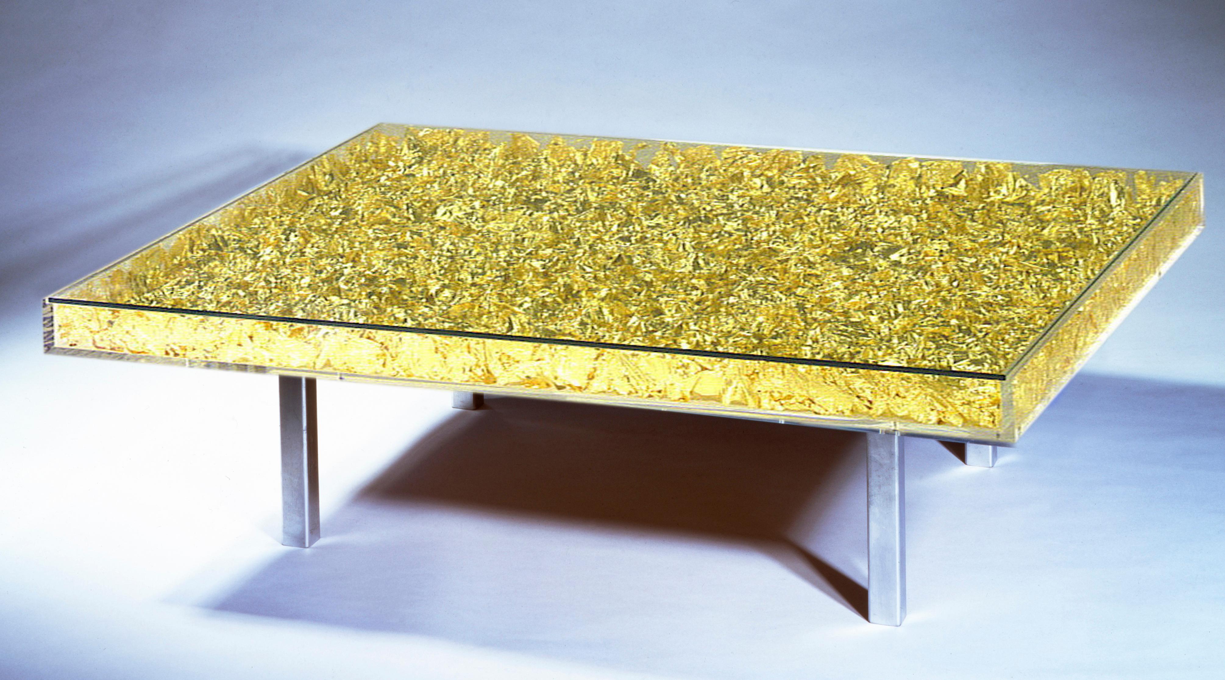 Yves Klein, Monogold Couchtisch.
Glas, Plexiglas, Metall und Blattgold.
Signiert R. Klein Moquay und nummeriert auf einem Etikett, das an der Unterseite des Tisches angebracht ist.
Dieses Werk stammt aus einer 1963 unter der Leitung von Rotraut