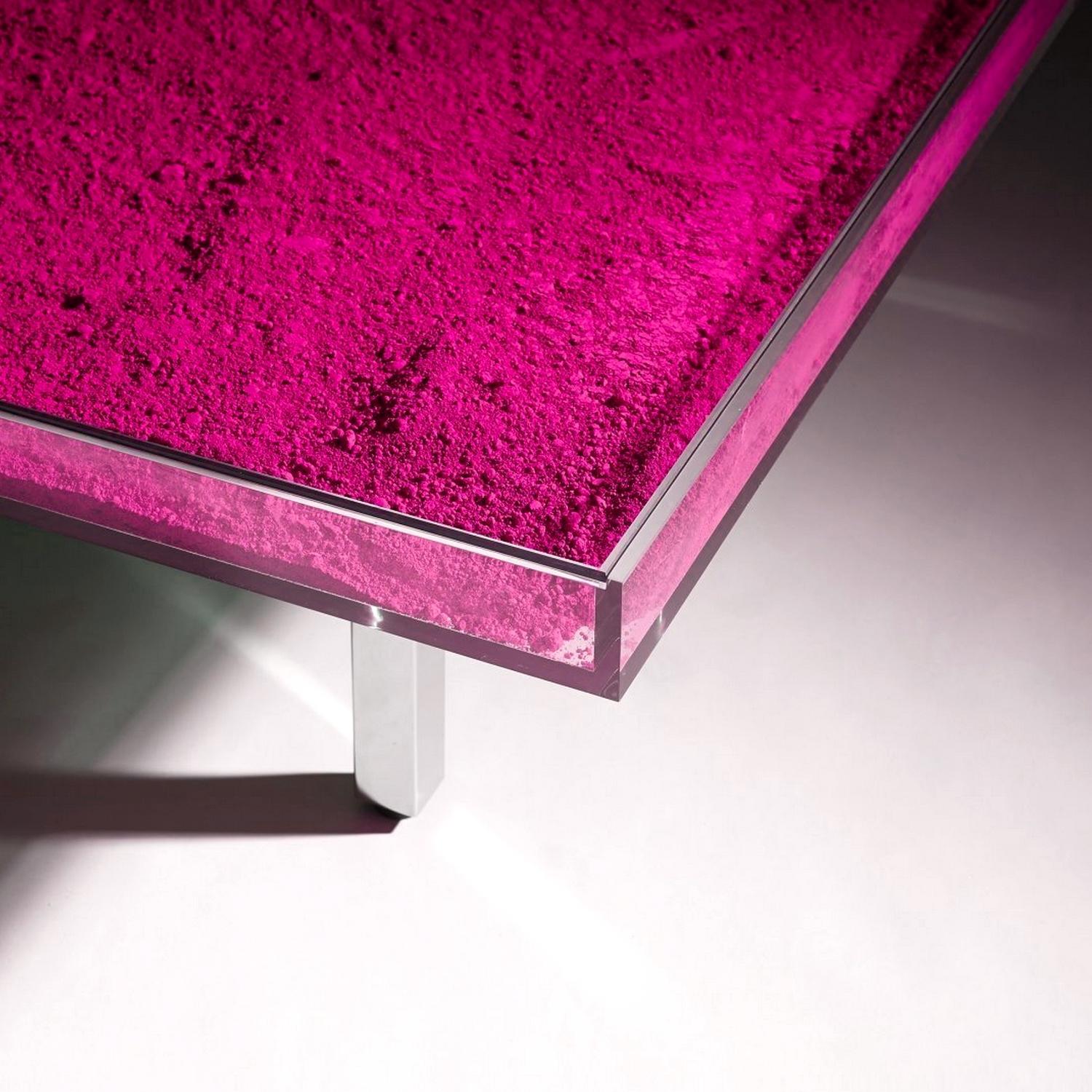 Français Table en verre « Monopink » rose de Yves Klein, fabriquée en France en vente